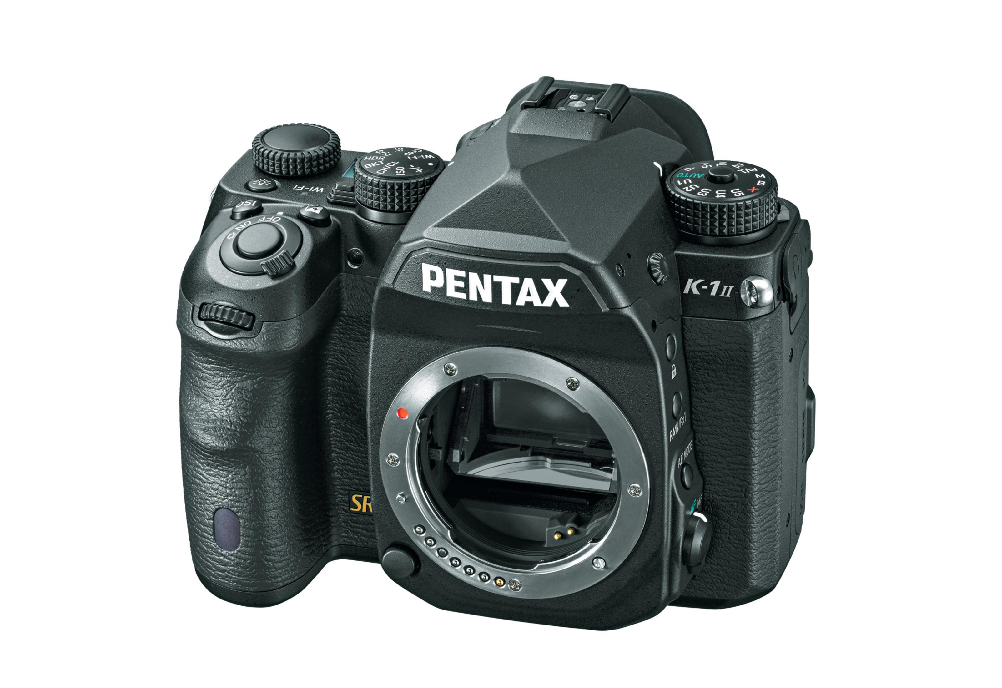 Eine schwarze Pentax K-1 II Kamera mit Objektivanschluss, Knöpfen und Einstellrädern.