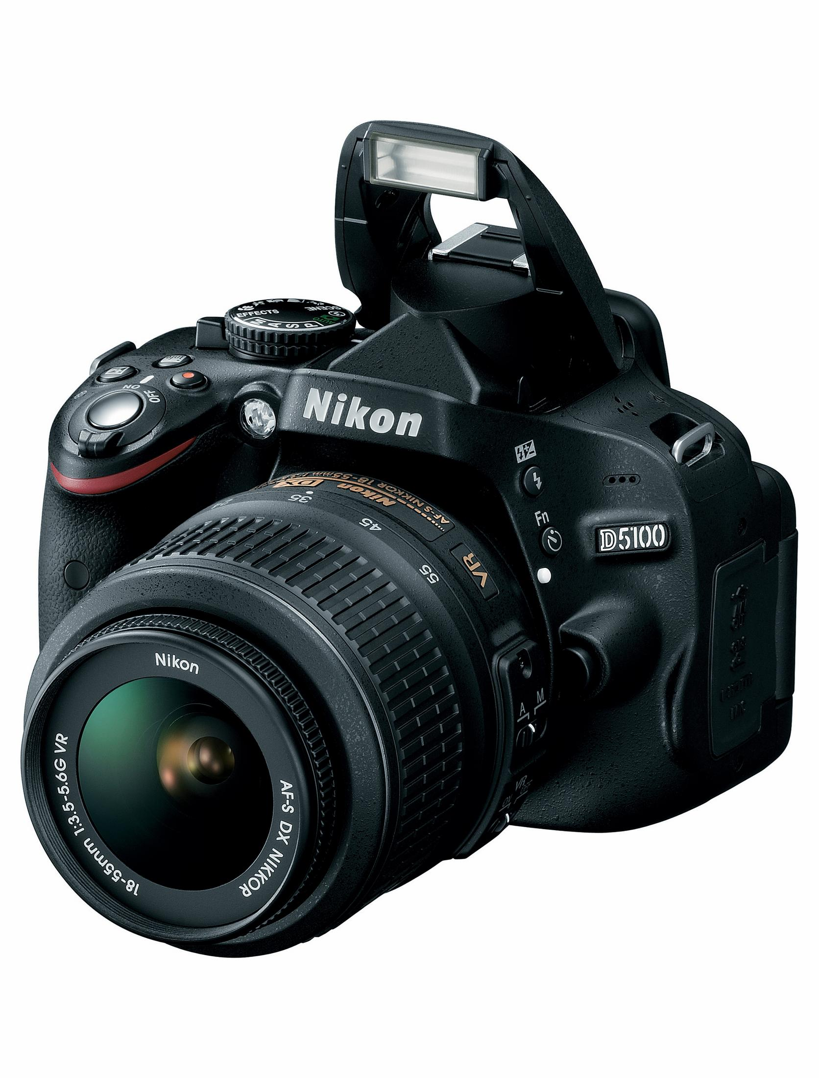 Schwarze Nikon D5100 Kamera mit Objektiv und Blitz.