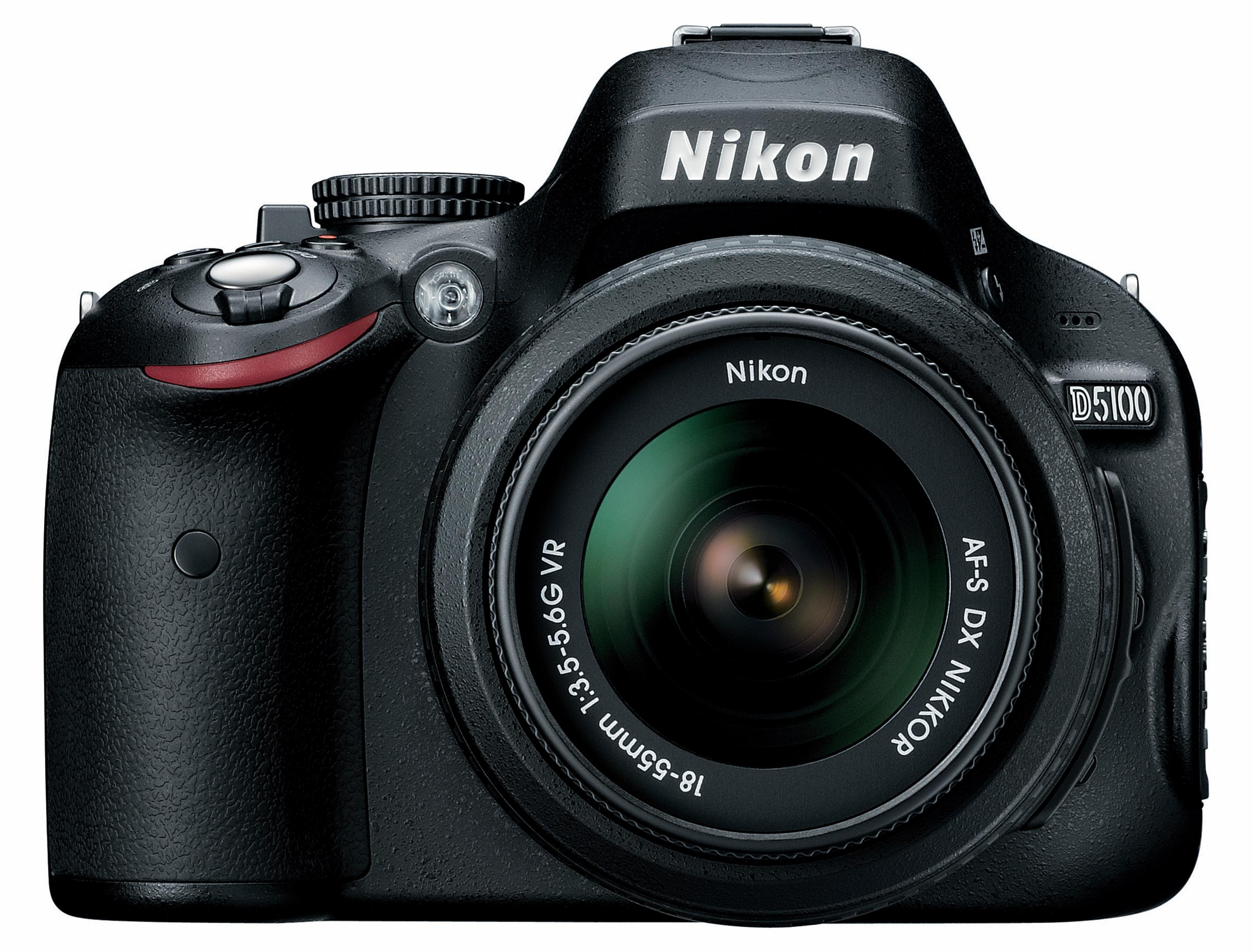Schwarze Nikon D5100 Kamera mit Objektiv. Isoliert auf weißem Hintergrund. Nikon-Logo auf der Kamera sichtbar.