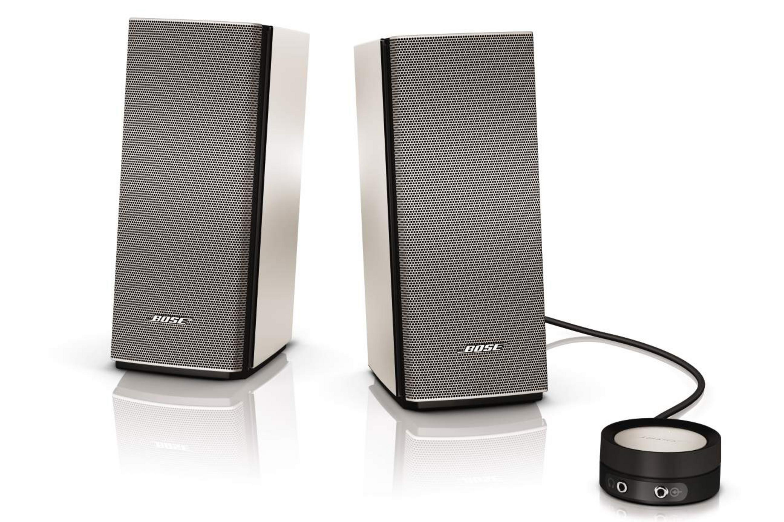 Zwei schwarz-silberne Lautsprecher mit einem kleinen schwarzen Bedienelement. Bose-Logo ist auf den Lautsprechern sichtbar.
