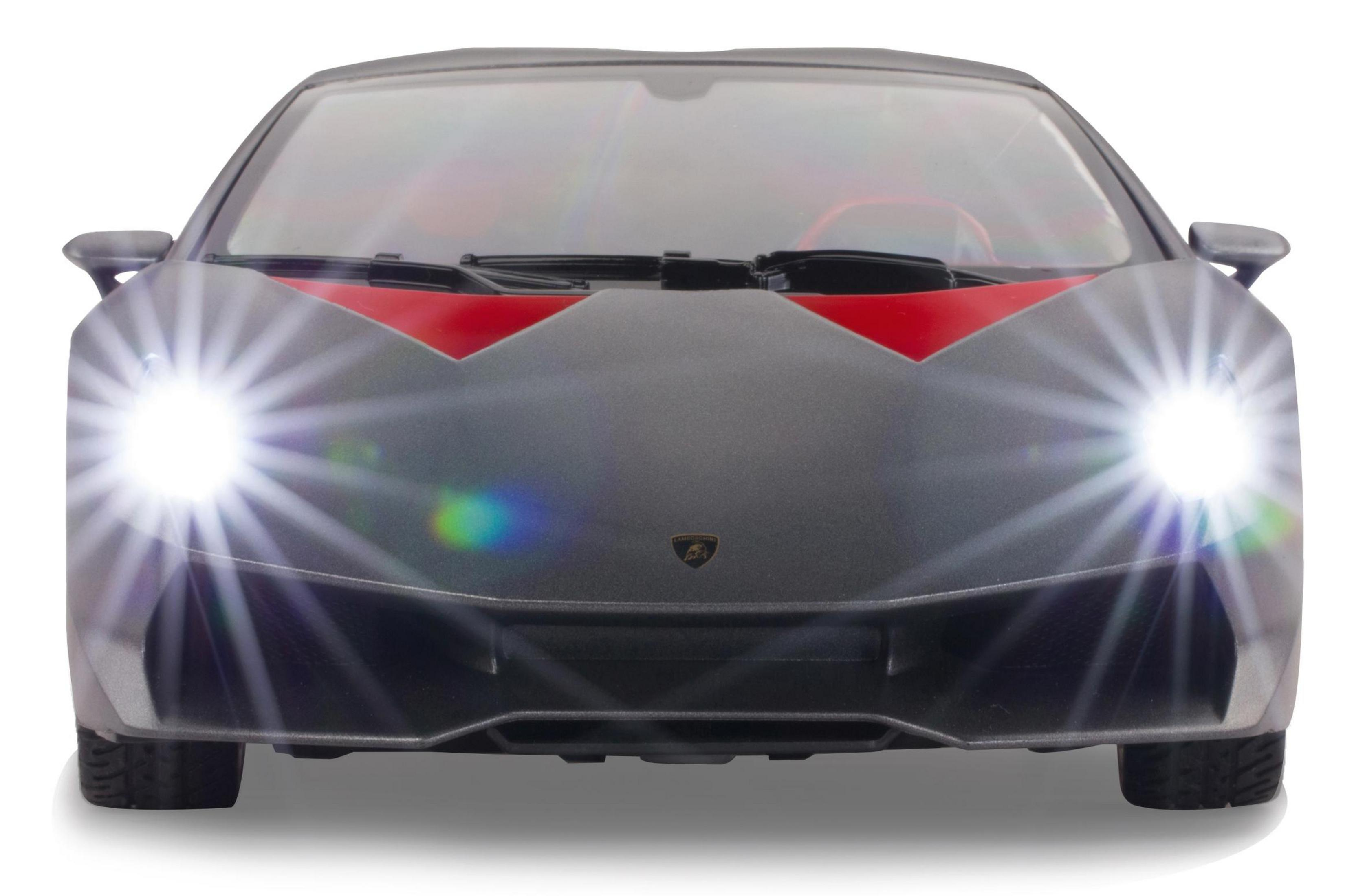 Schwarzer und grauer Lamborghini, Frontansicht. Scheinwerfer an, leuchtend. Rote Streifen auf der Motorhaube.