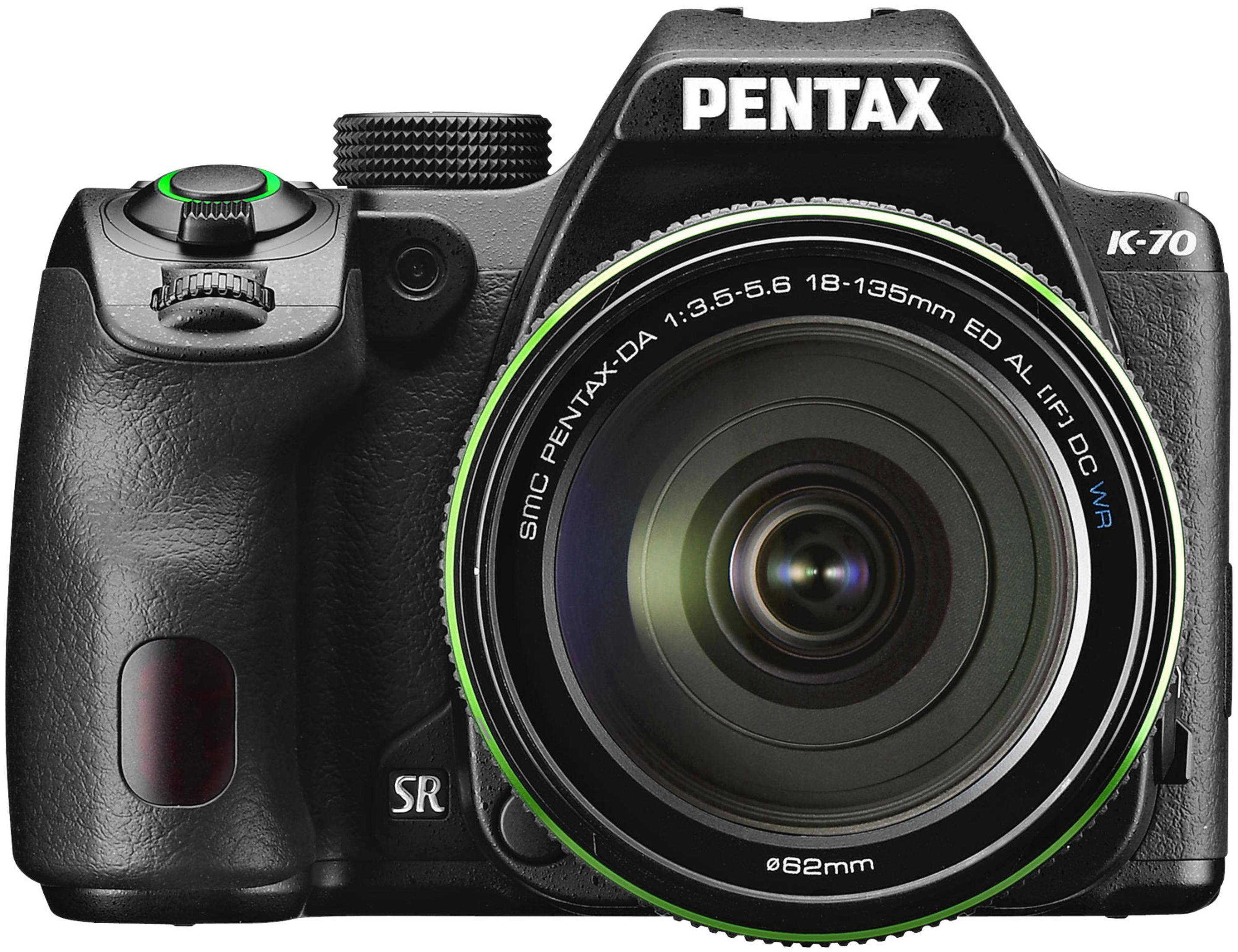 Eine schwarze Kamera mit großem Objektiv und grünen Akzenten. Sie befindet sich auf weißem Hintergrund. Marke: Pentax.