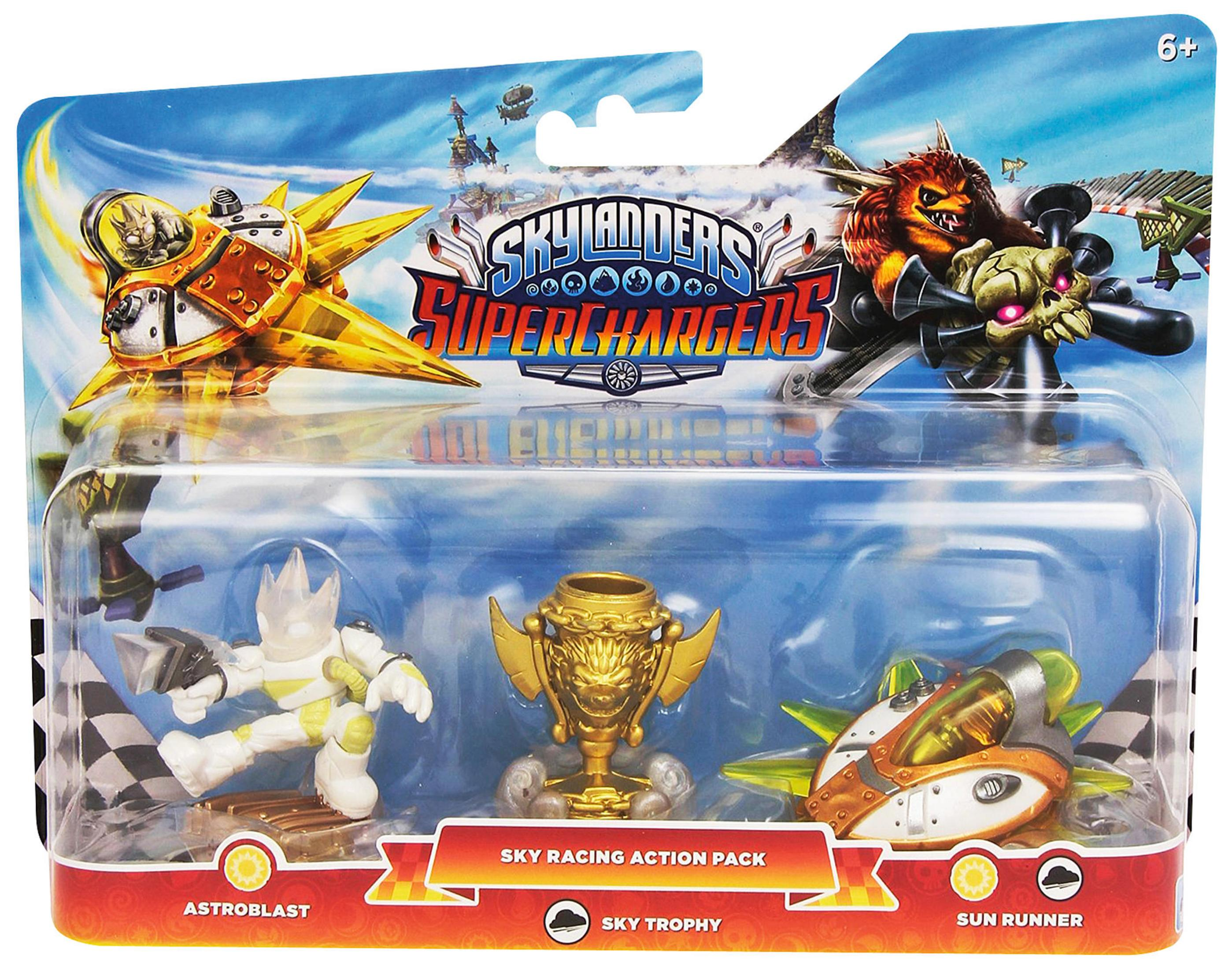 Skylanders SuperChargers Spielzeugverpackung mit Figuren, Trophäe und Rennfahrzeug.