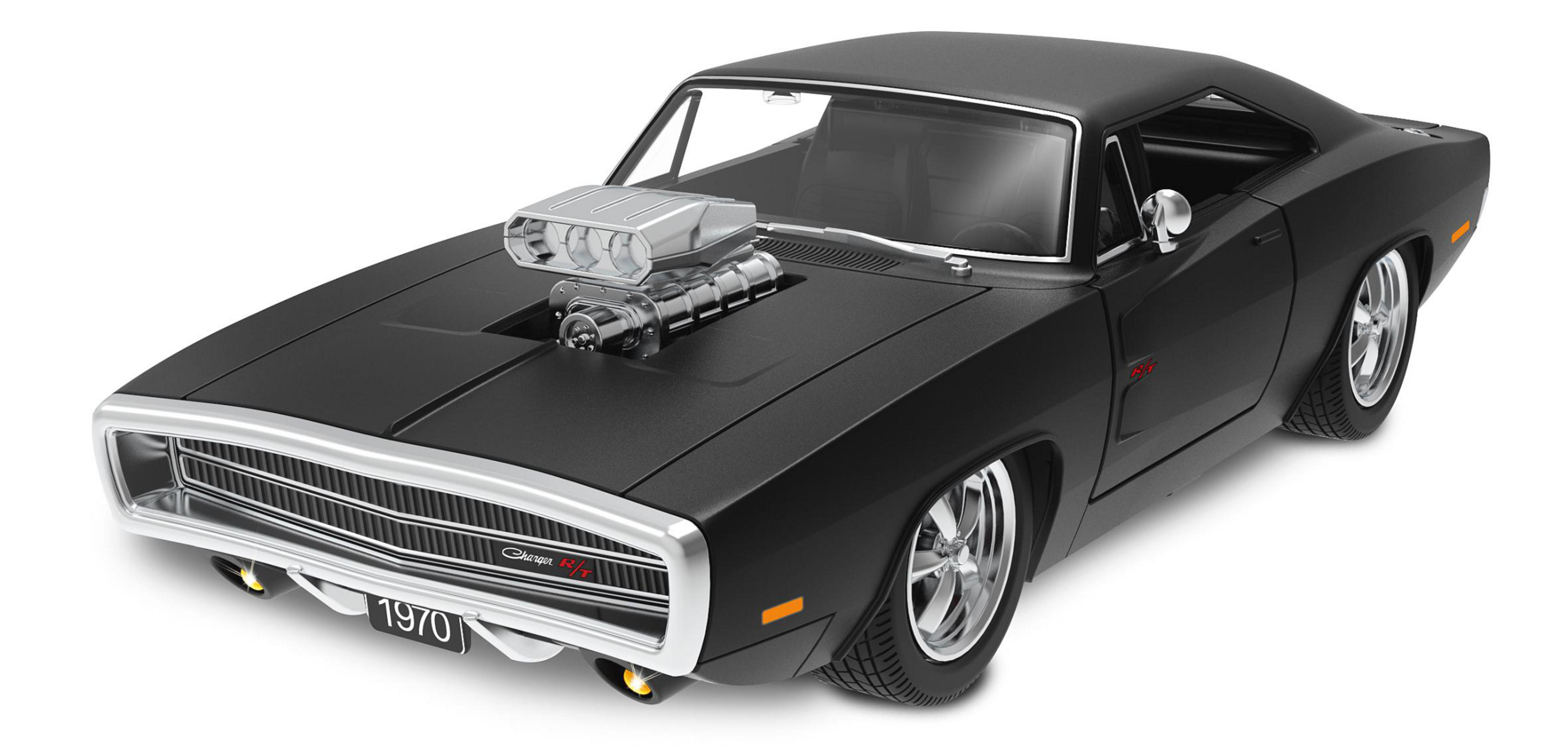 Schwarzer 1970 Dodge Charger R/T Muscle-Car mit silbernem Motor, vor weißem Hintergrund.