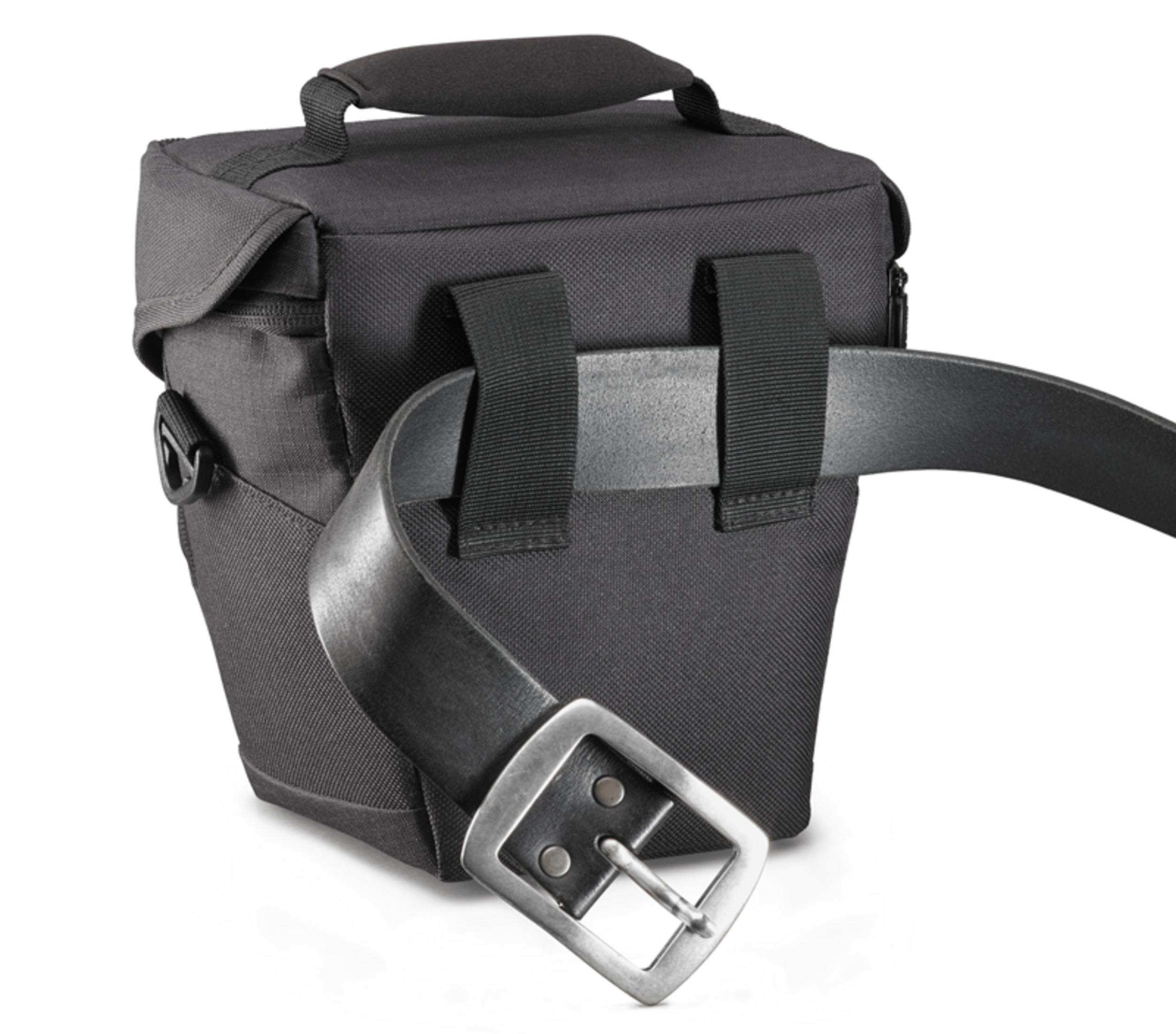 Eine schwarze Kameratasche mit einem schwarzen Gürtel. Die Tasche ist rechteckig mit Griff und Schlaufen.