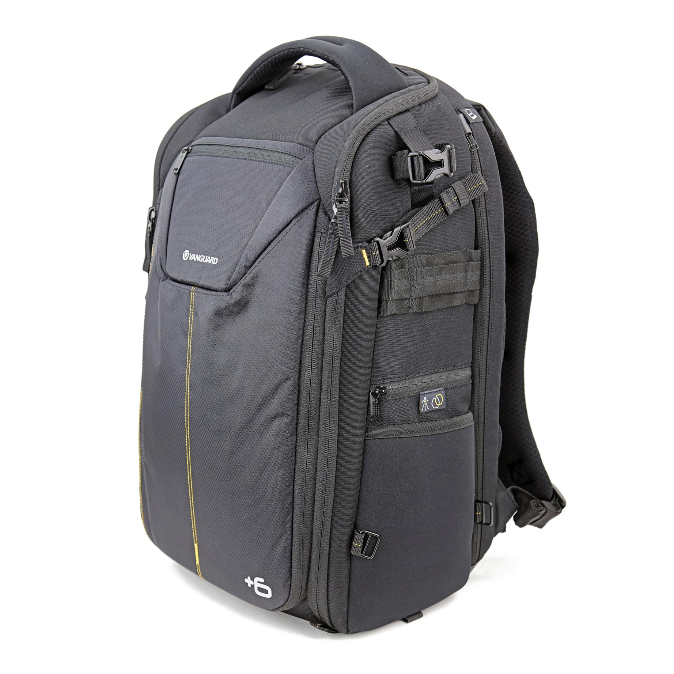 Schwarzer und grauer Rucksack mit mehreren Taschen und Gurten, weißer Hintergrund.