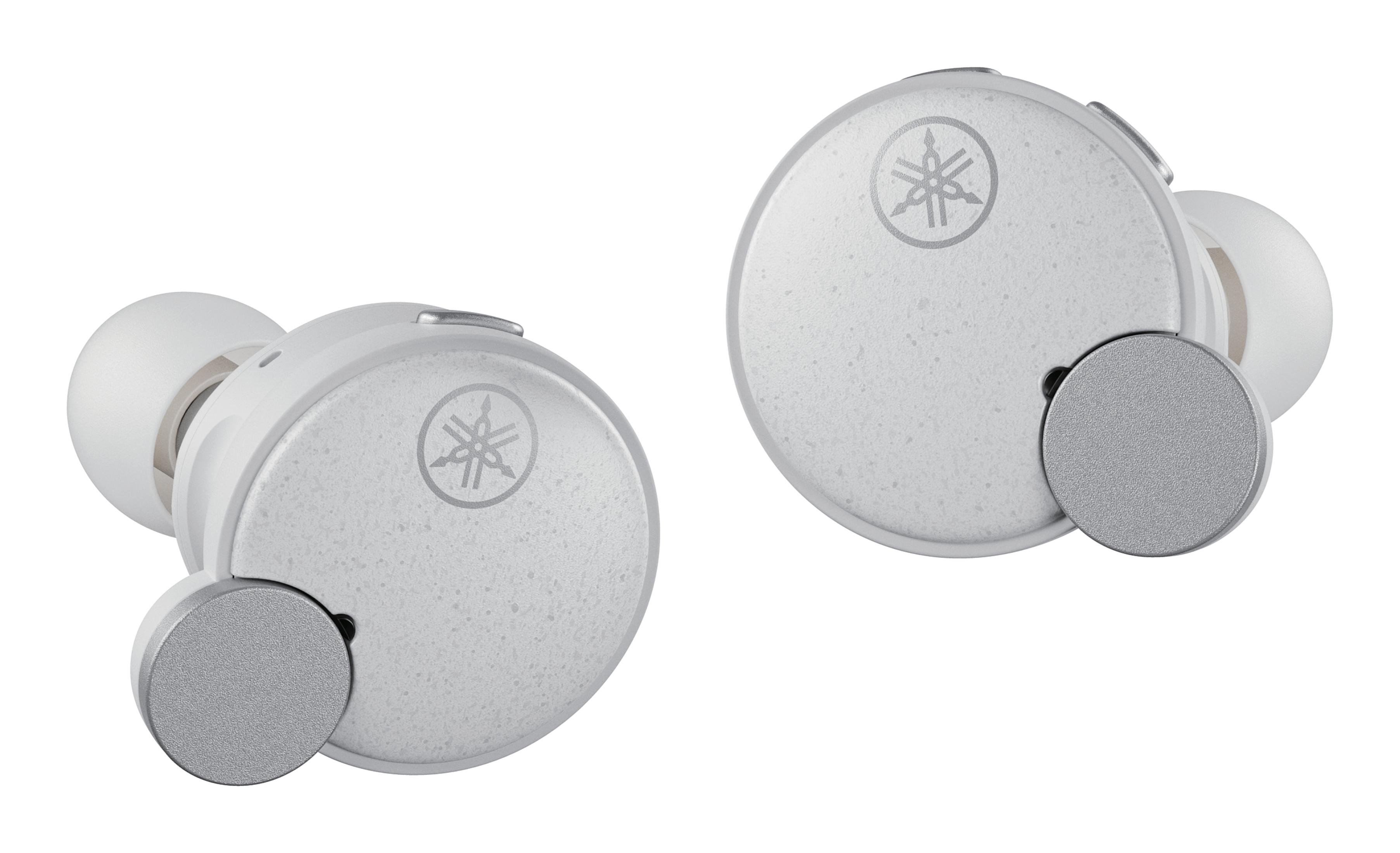 Dwa białe słuchawki z srebrnymi akcentami, zwrócone do siebie, na białym tle.