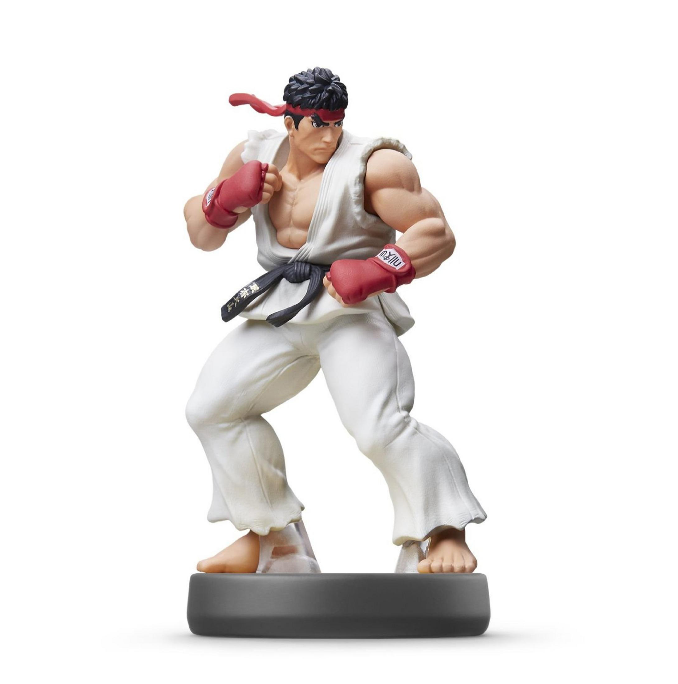 Ryu-Figur in Kampfhaltung, weißer Karateanzug, rote Handschuhe, auf schwarzer Basis, weißer Hintergrund.