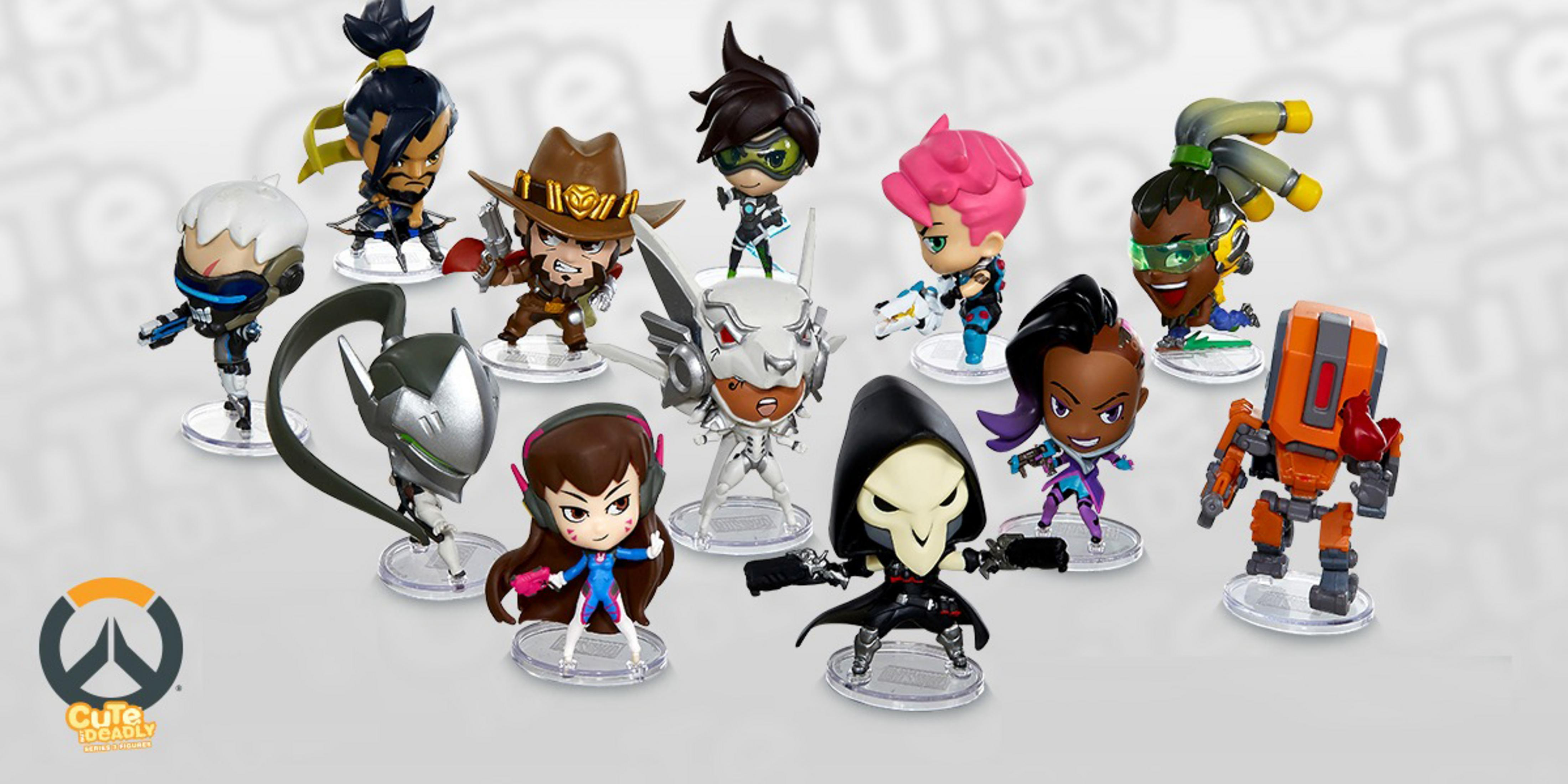 Overwatch Figuren in einer Reihe, verschiedene Charaktere auf klaren Ständern.