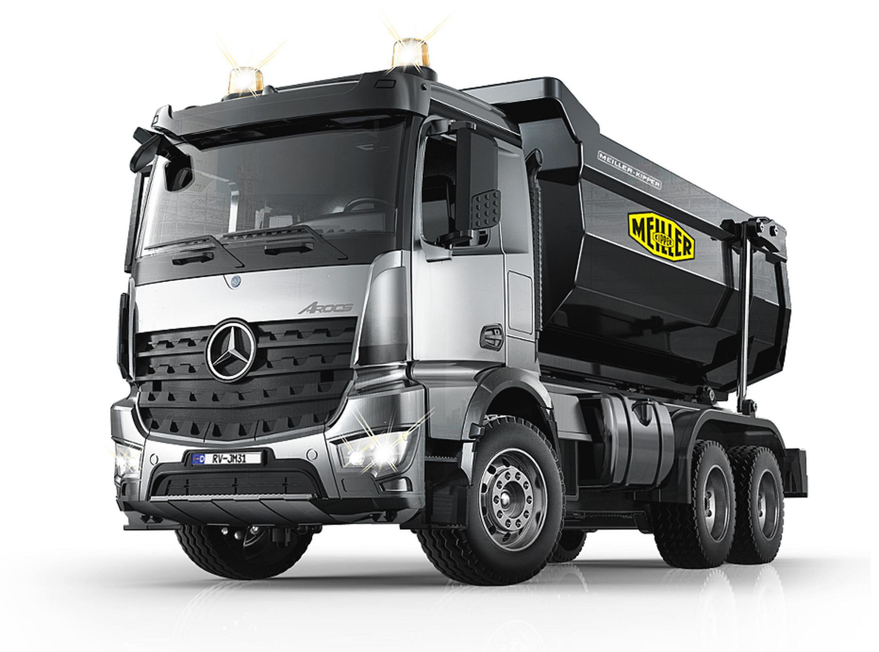 Ein großer silberner Mercedes-Benz Arcos Kipper auf weißem Hintergrund.