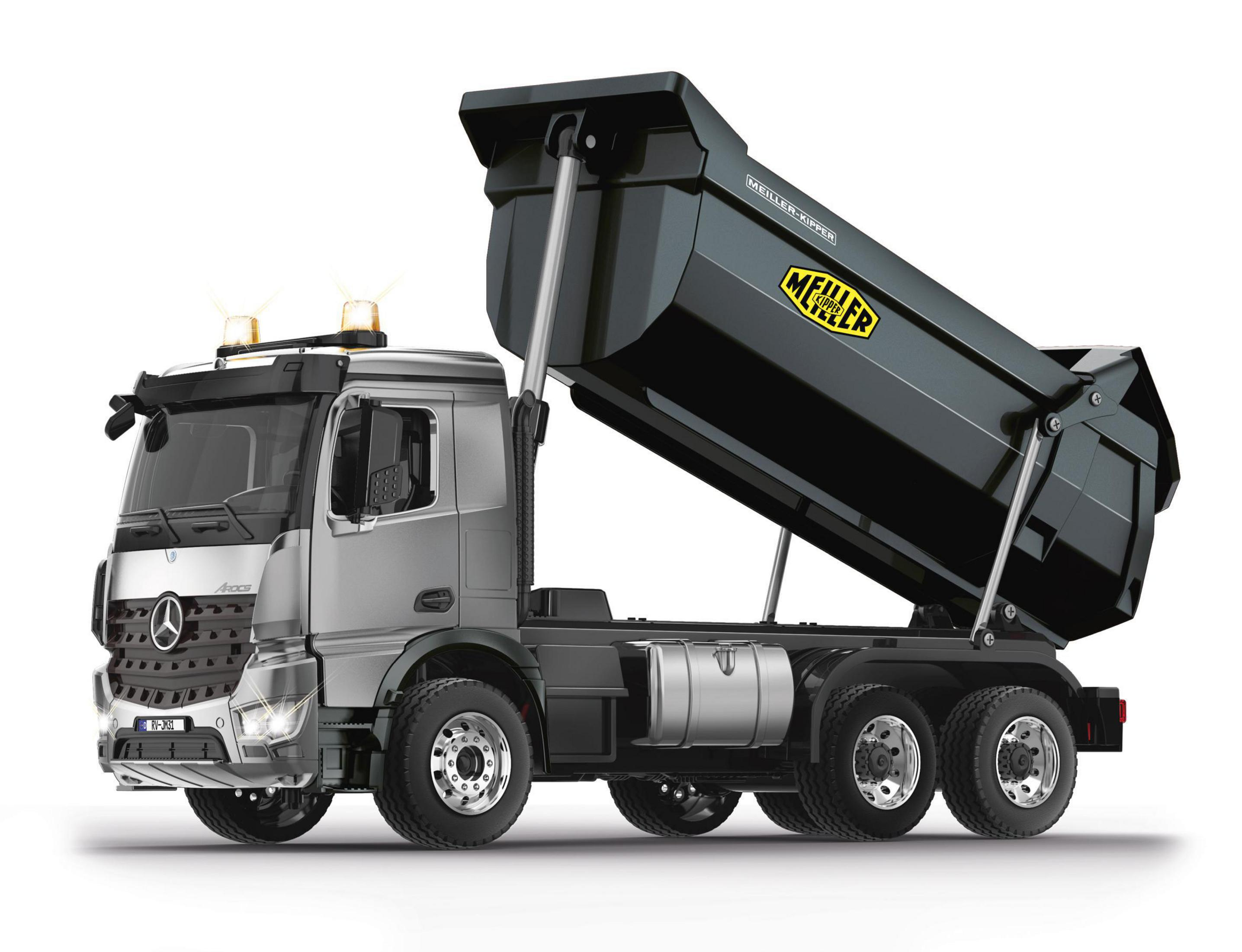 Silberner Mercedes-LKW mit angehobenem schwarzem Kippbett. Weißer Hintergrund.