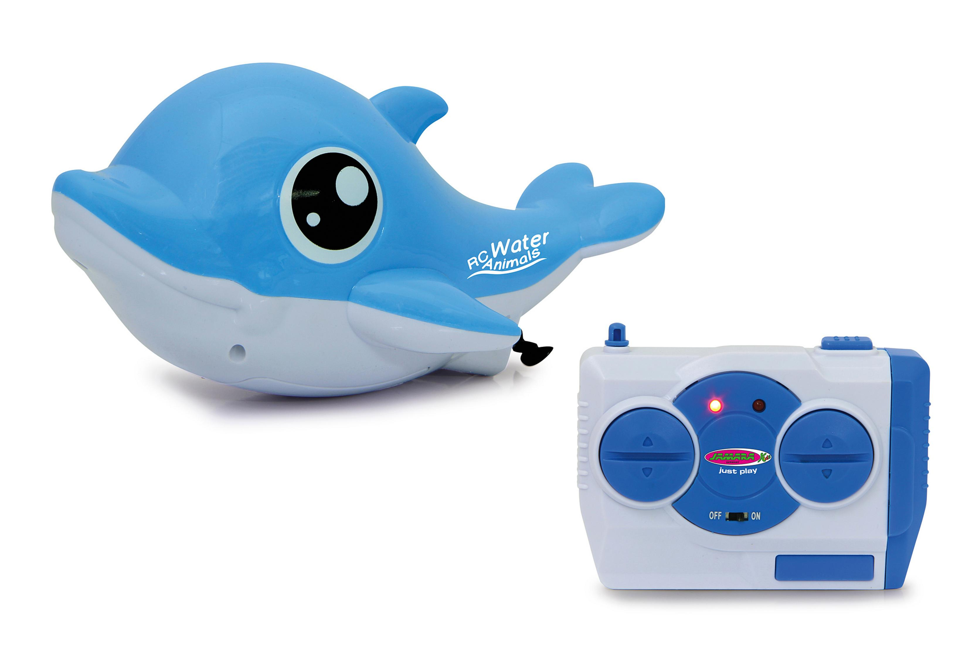 Blauer Spielzeugdelfin mit Fernbedienung. Delfin lächelt. Weißer Hintergrund.