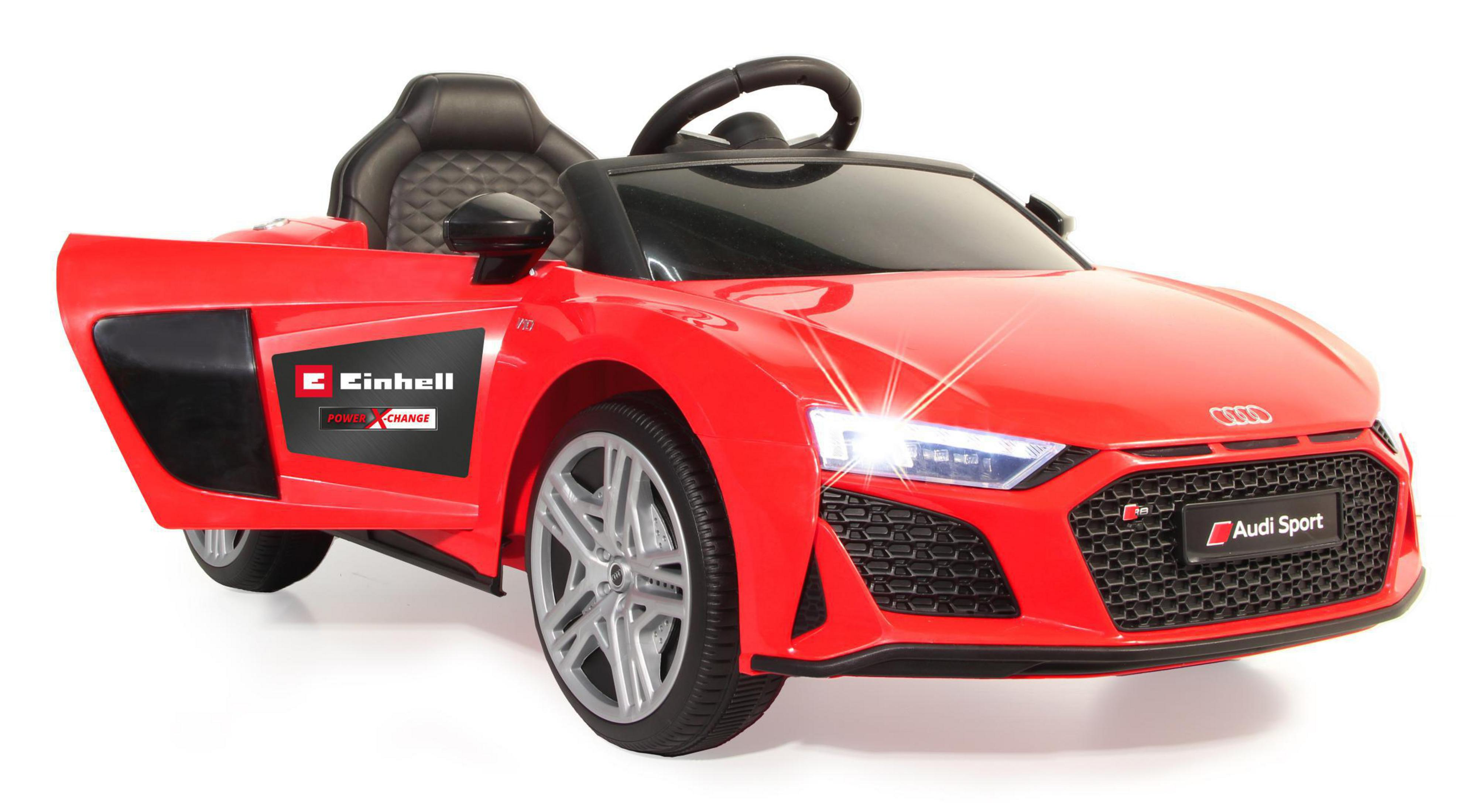 Ein rotes Spielzeugauto mit dem Namen Audi Sport hinten. Die Tür ist offen, das Licht ist an.