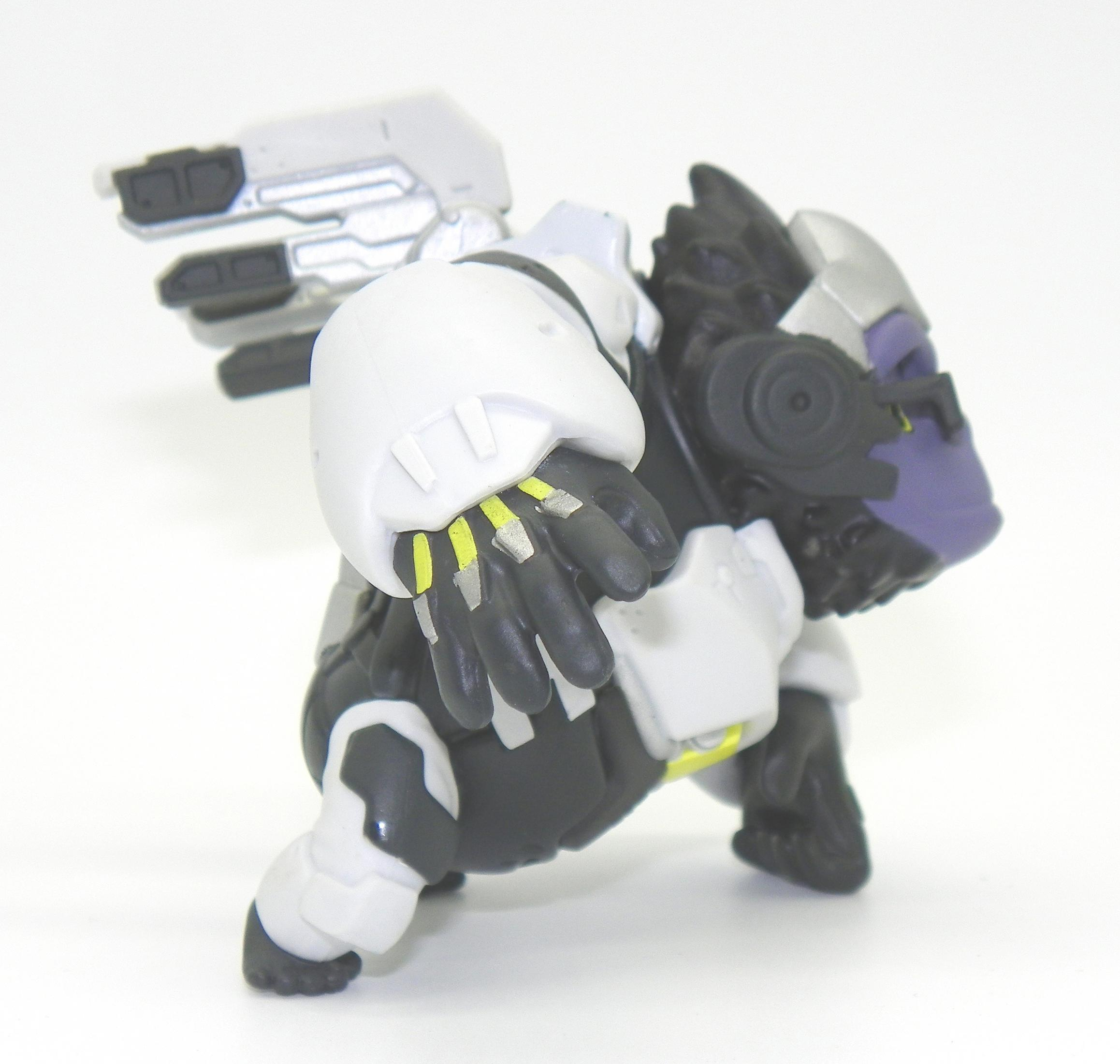 Eine Spielfigur eines Gorillas, der eine Rüstung trägt und eine Waffe hält. Weißer Hintergrund.