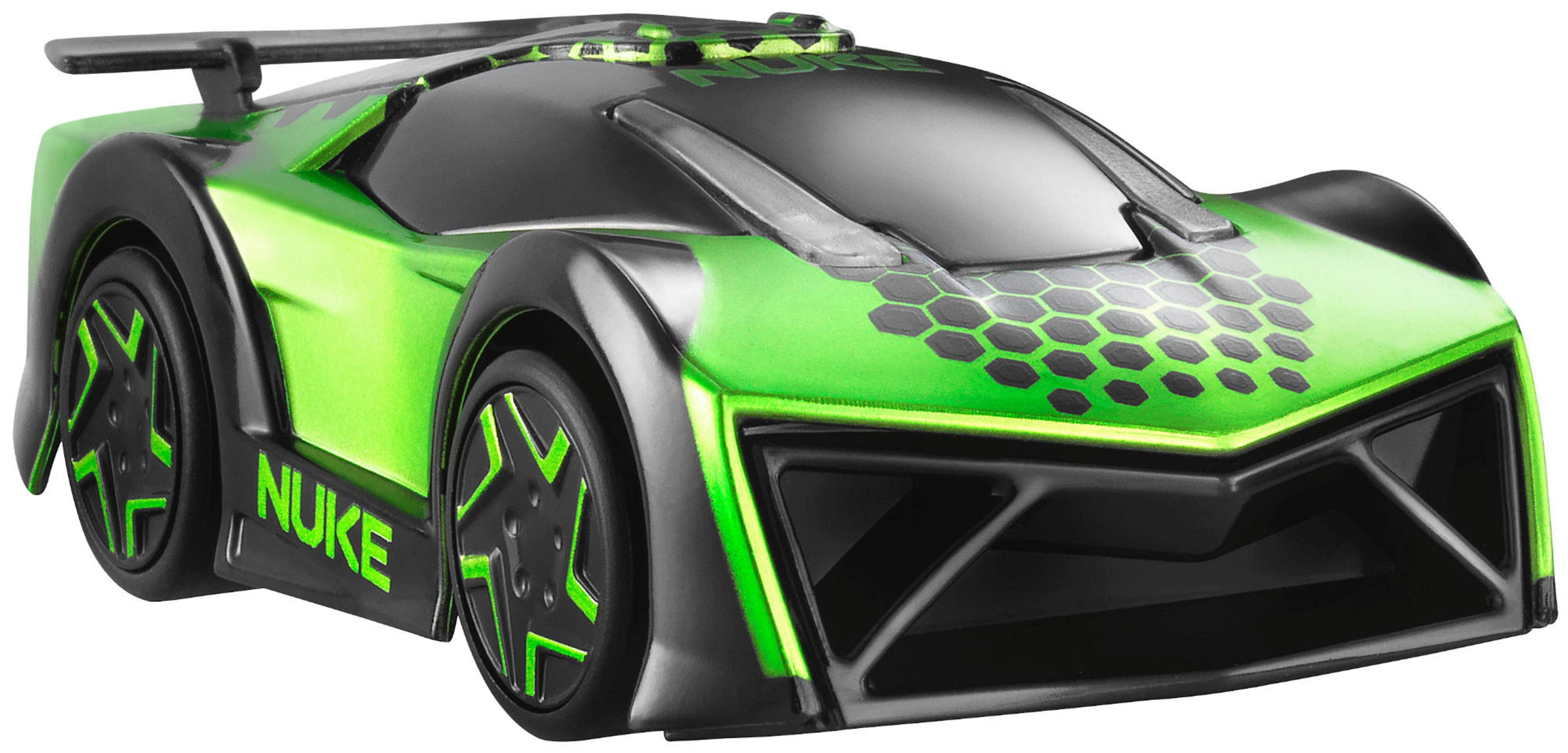Grünes und schwarzes Spielzeugauto. Es steht "NUKE" auf der Seite. Es hat einen Spoiler.