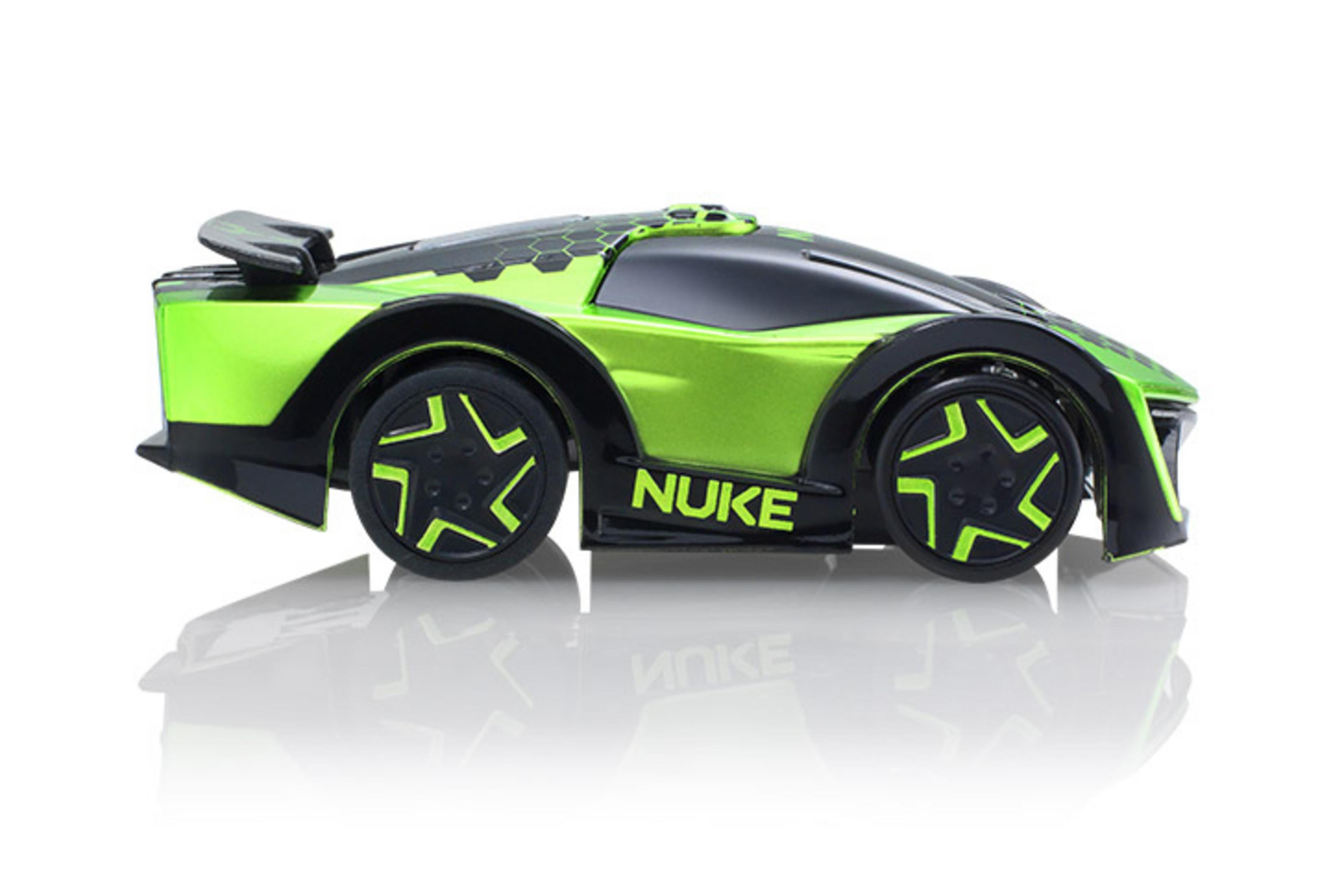 Grünes und schwarzes Spielzeugauto, futuristisches Design. Reflektierende Oberfläche. Weißer Hintergrund.