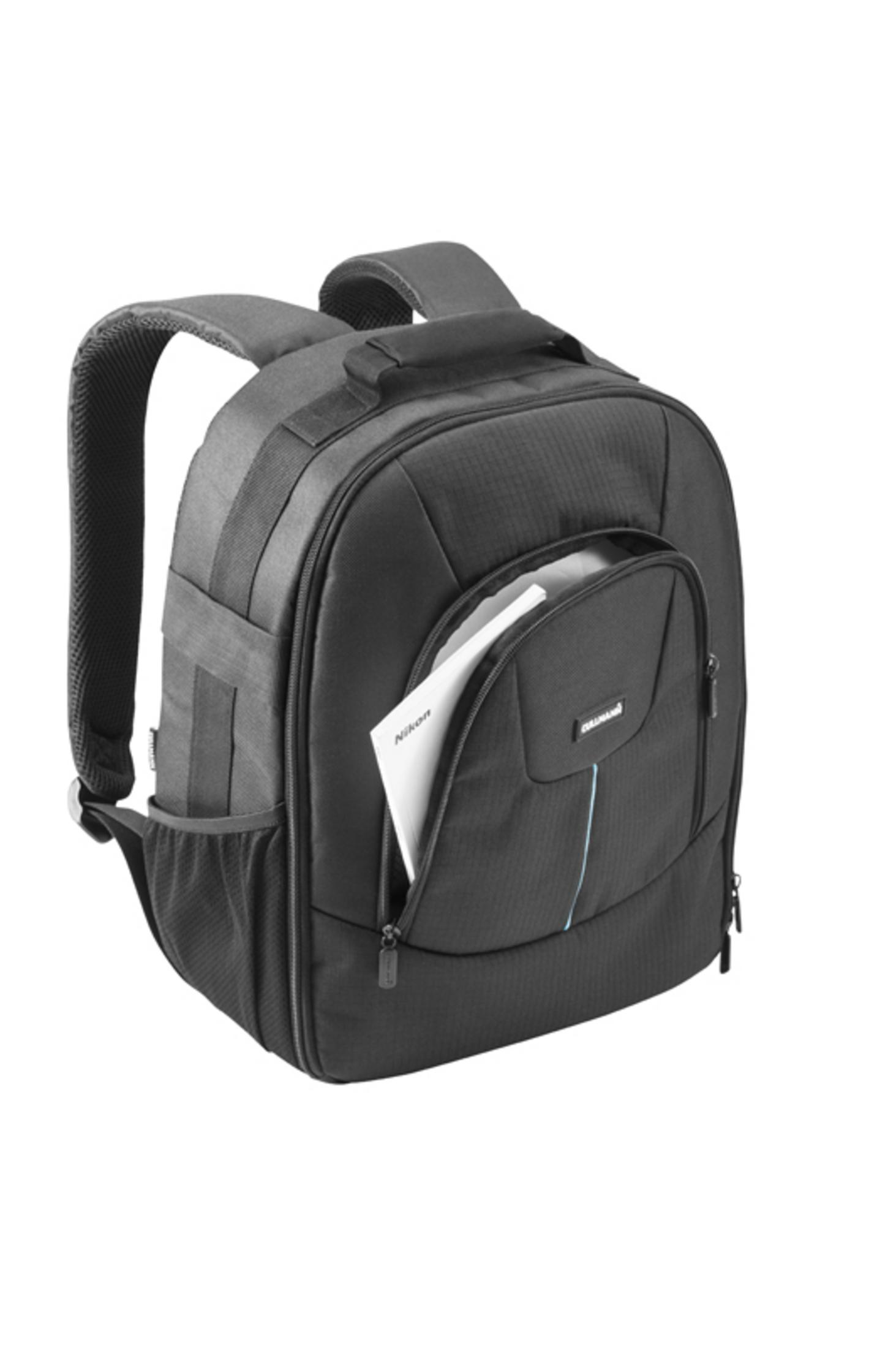 Schwarzer Rucksack mit einer Vordertasche, in der ein Papier mit der Aufschrift Nikon liegt.