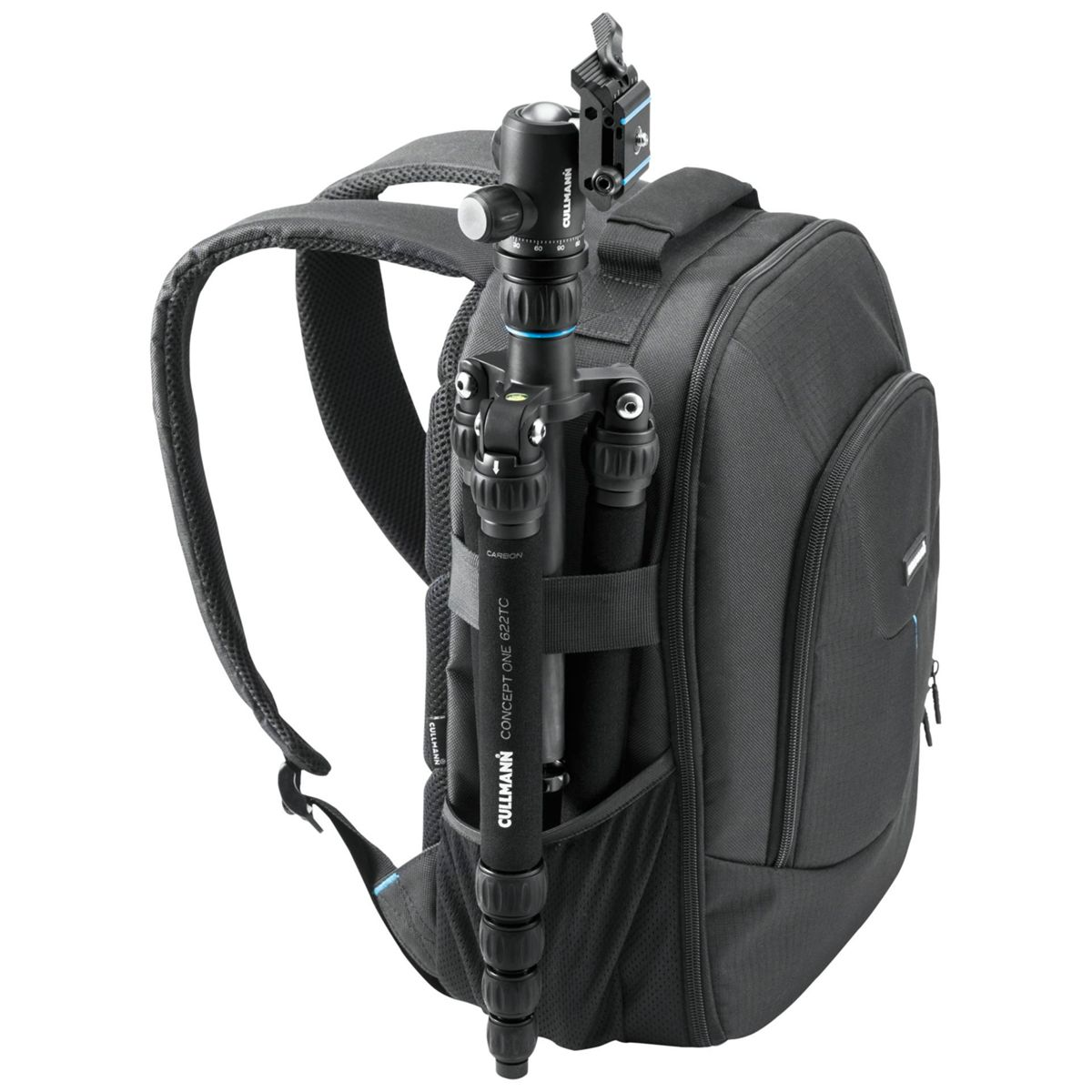 Schwarzer Rucksack mit einem Stativ an der Seite befestigt. Die Tasche ist auf weißem Hintergrund.