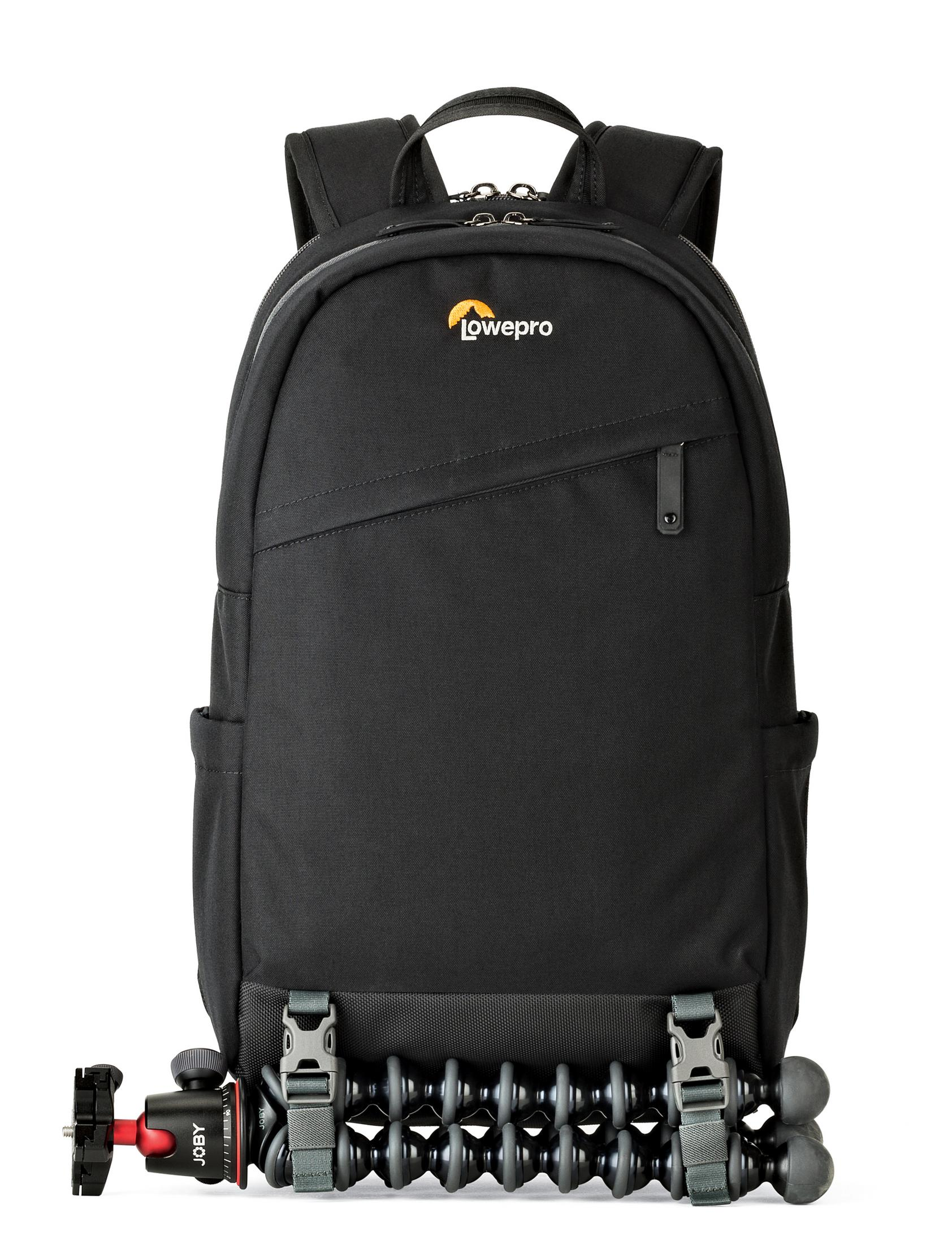 Schwarzer Rucksack mit Stativ, auf der Tasche steht das Wort "lowepro".