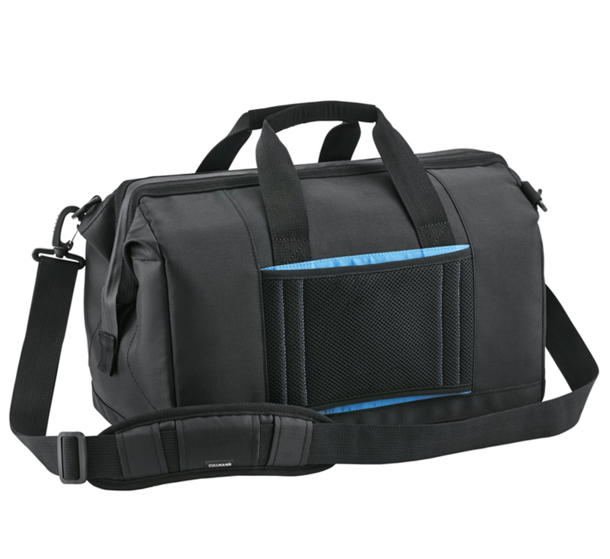 Schwarze Kameratasche mit einer blauen Innentasche. Die Tasche hat einen Schultergurt und einen Griff.