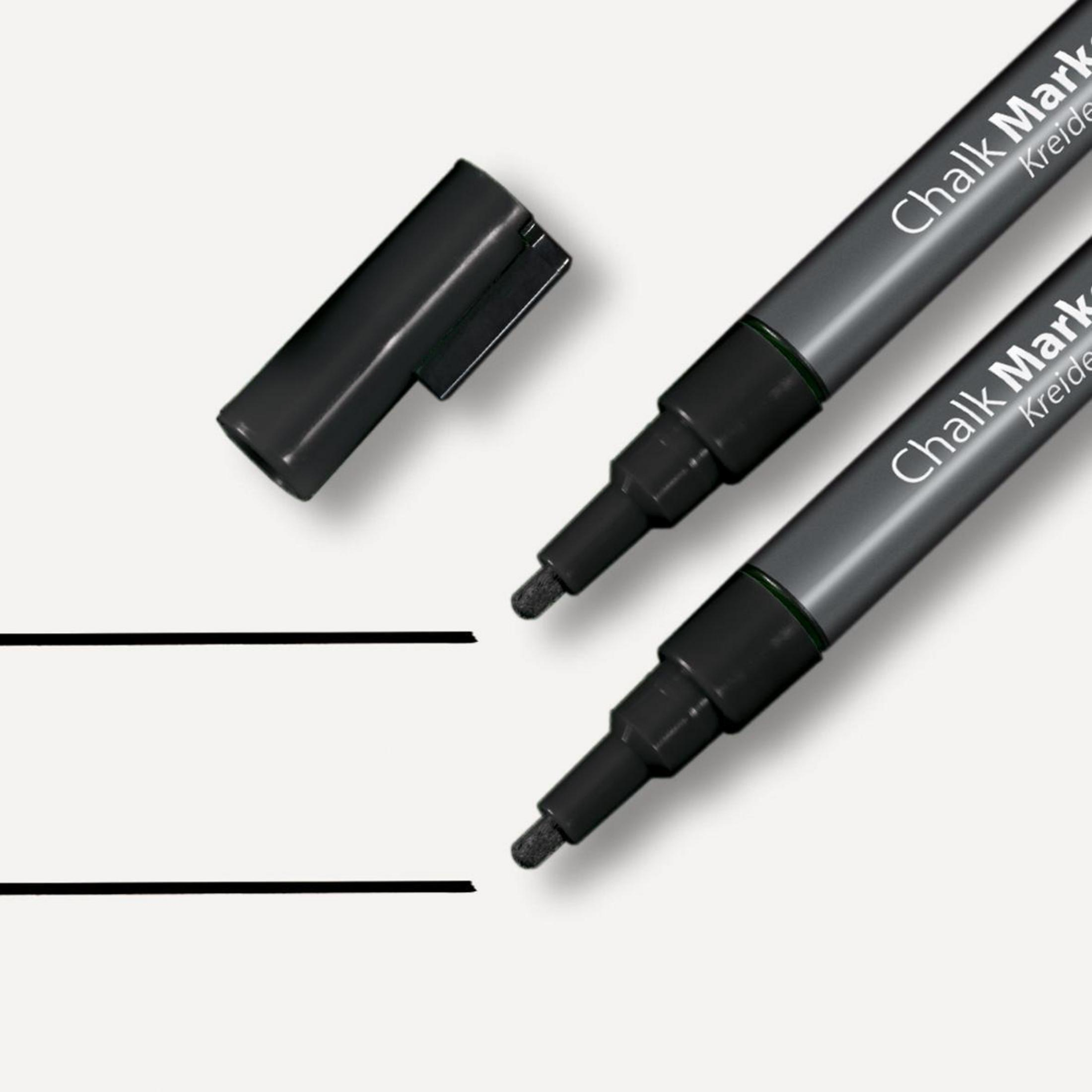 Zwei schwarze Kreidemarker, ohne Kappen, und zwei schwarze Linien auf weißem Hintergrund.