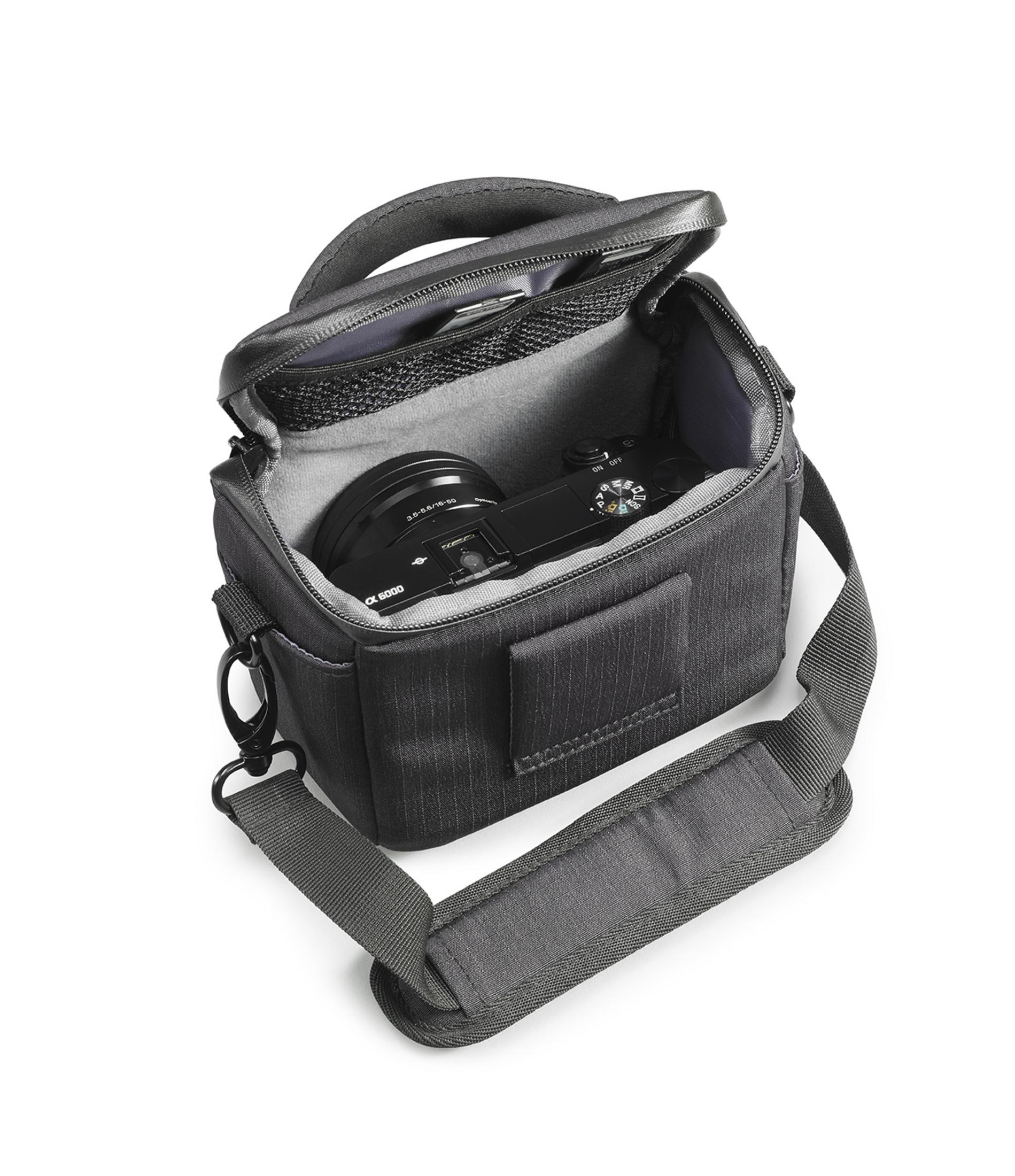 Schwarze Kameratasche mit Kamera, Griff, Trageriemen und Tasche.