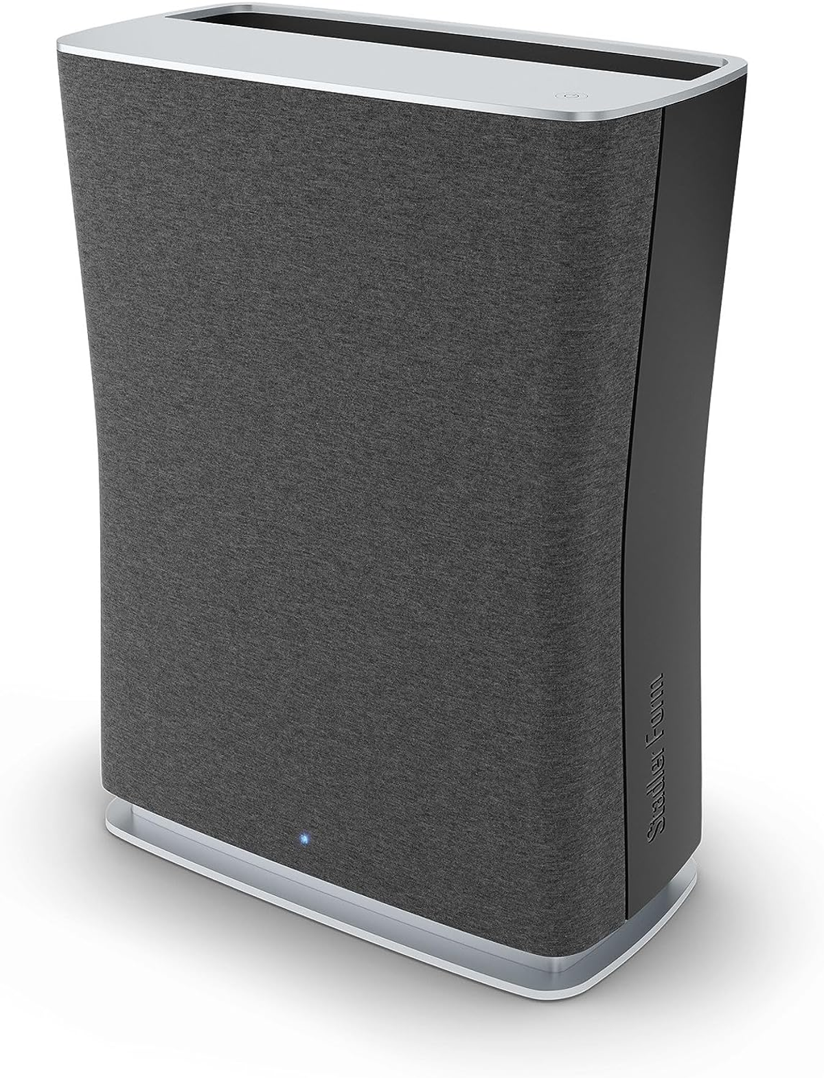 Wysoki, czarno-szary głośnik z materiałowym przodem, srebrną górą i podstawą oraz niebieskim światłem.