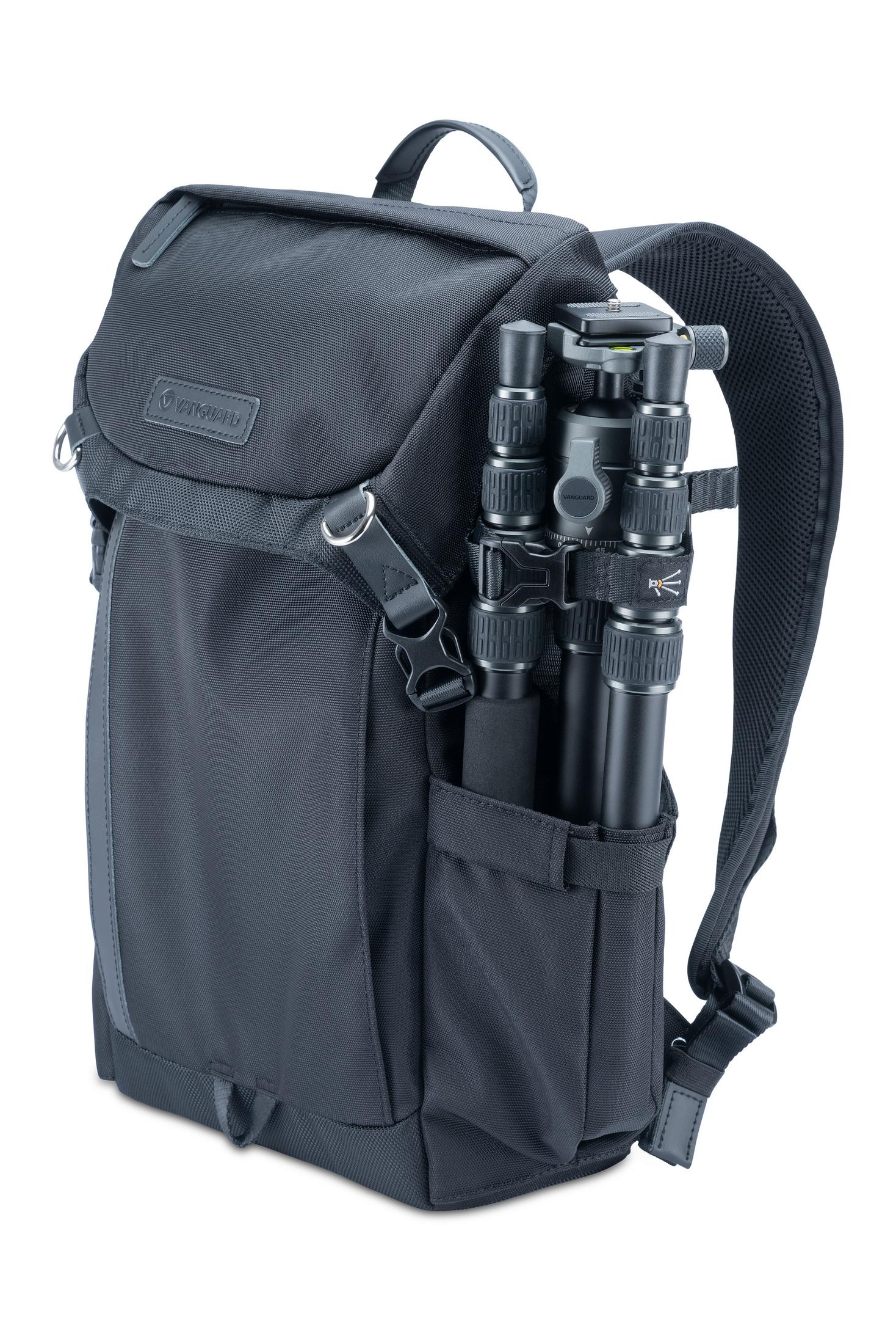 Sac à dos noir avec un trépied attaché sur le côté et un autre à l'intérieur. Fond blanc.