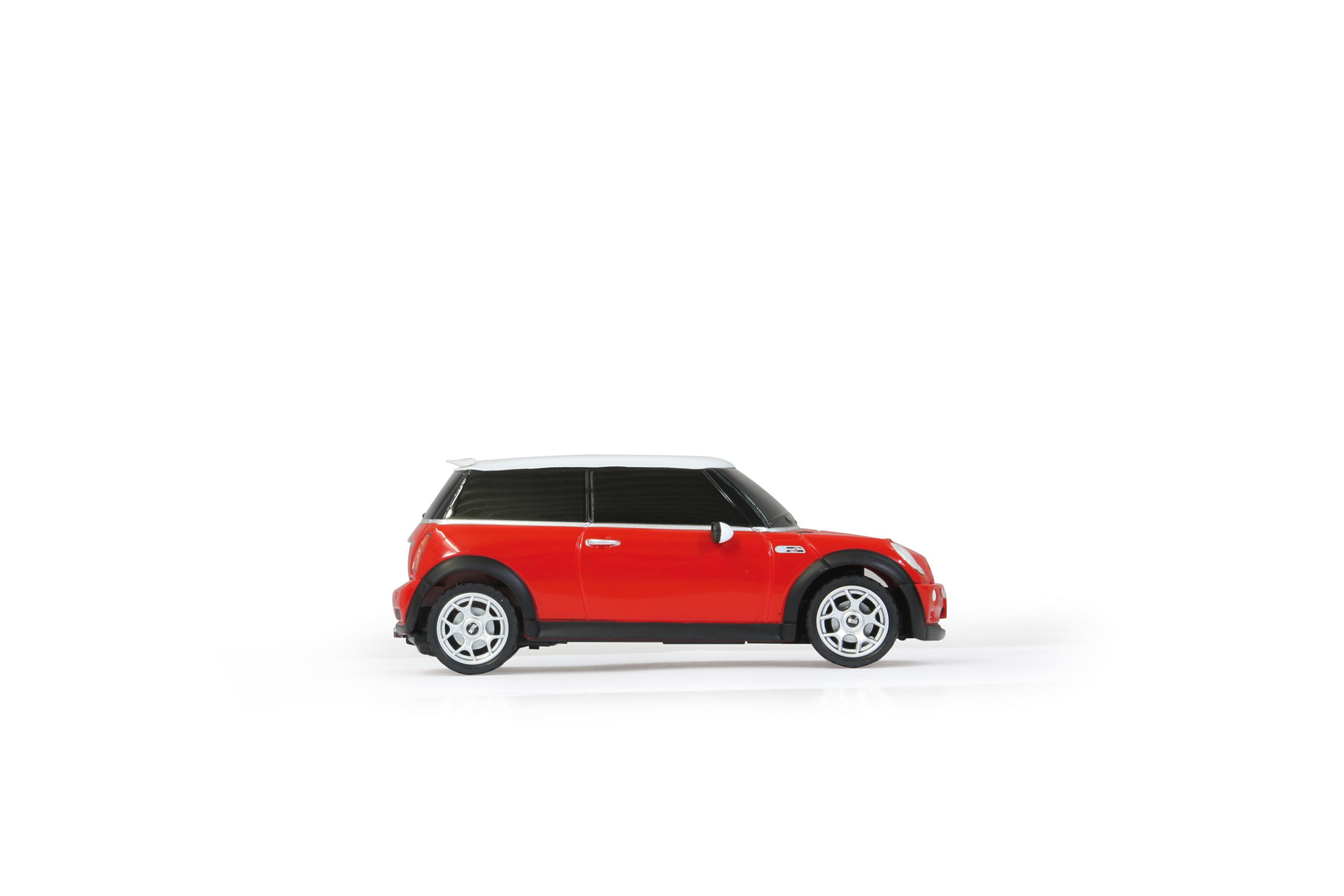 Czerwony samochód Mini Cooper na białym tle. Ma biały dach i czarne okna.