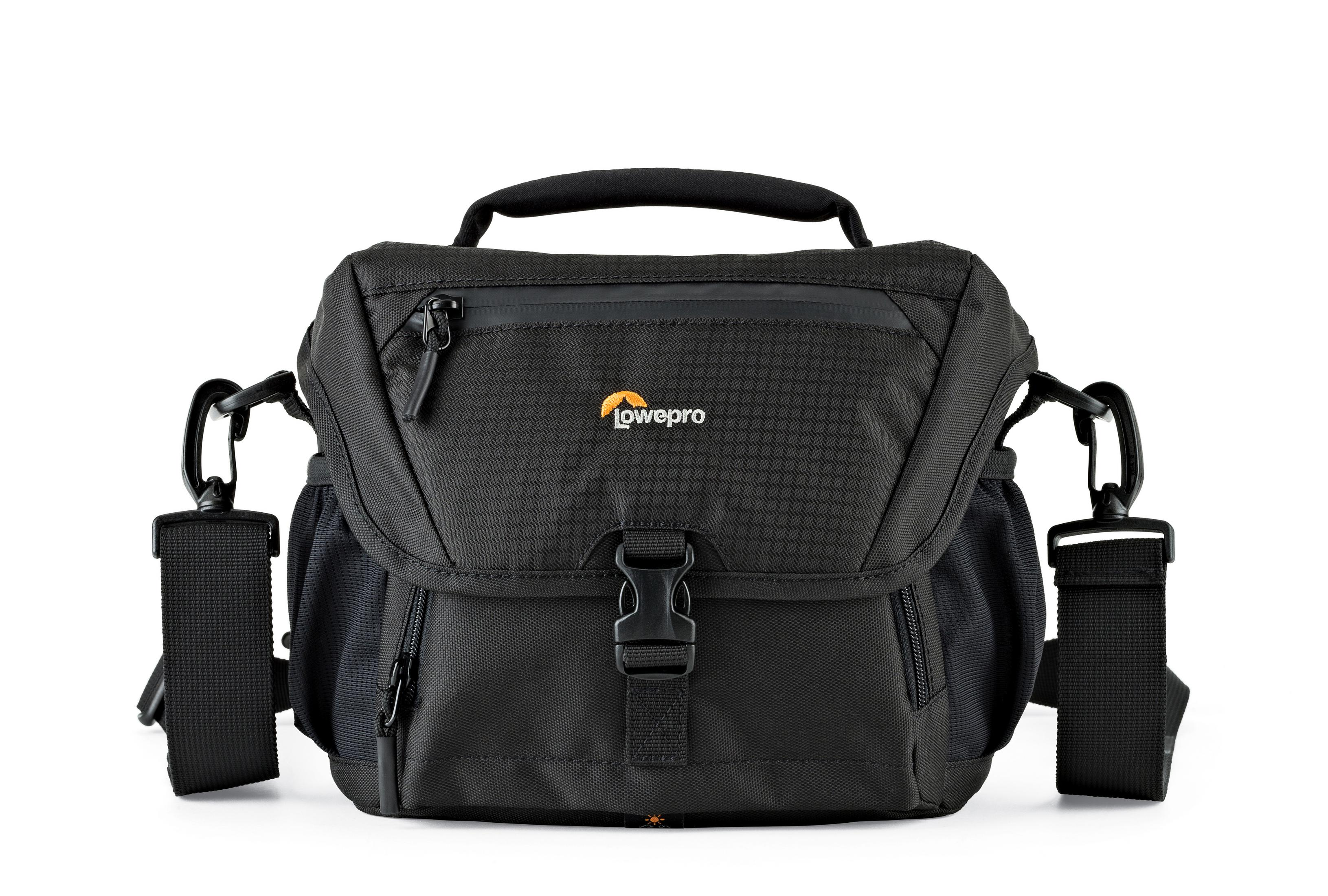 Schwarze Lowepro Kameratasche mit Griff, Schultergurt und Schnalle vorne. Logo sichtbar.