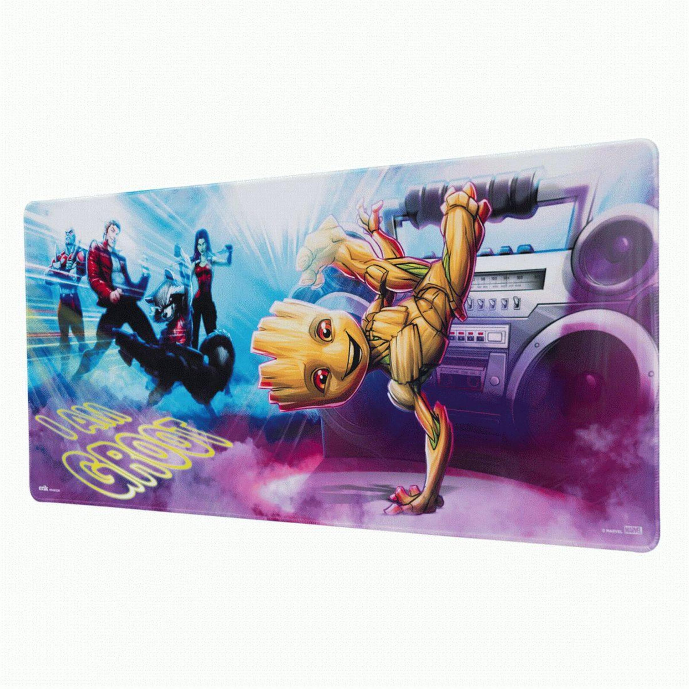 Groot bailando en una alfombrilla de ratón con banda y radiocasete.