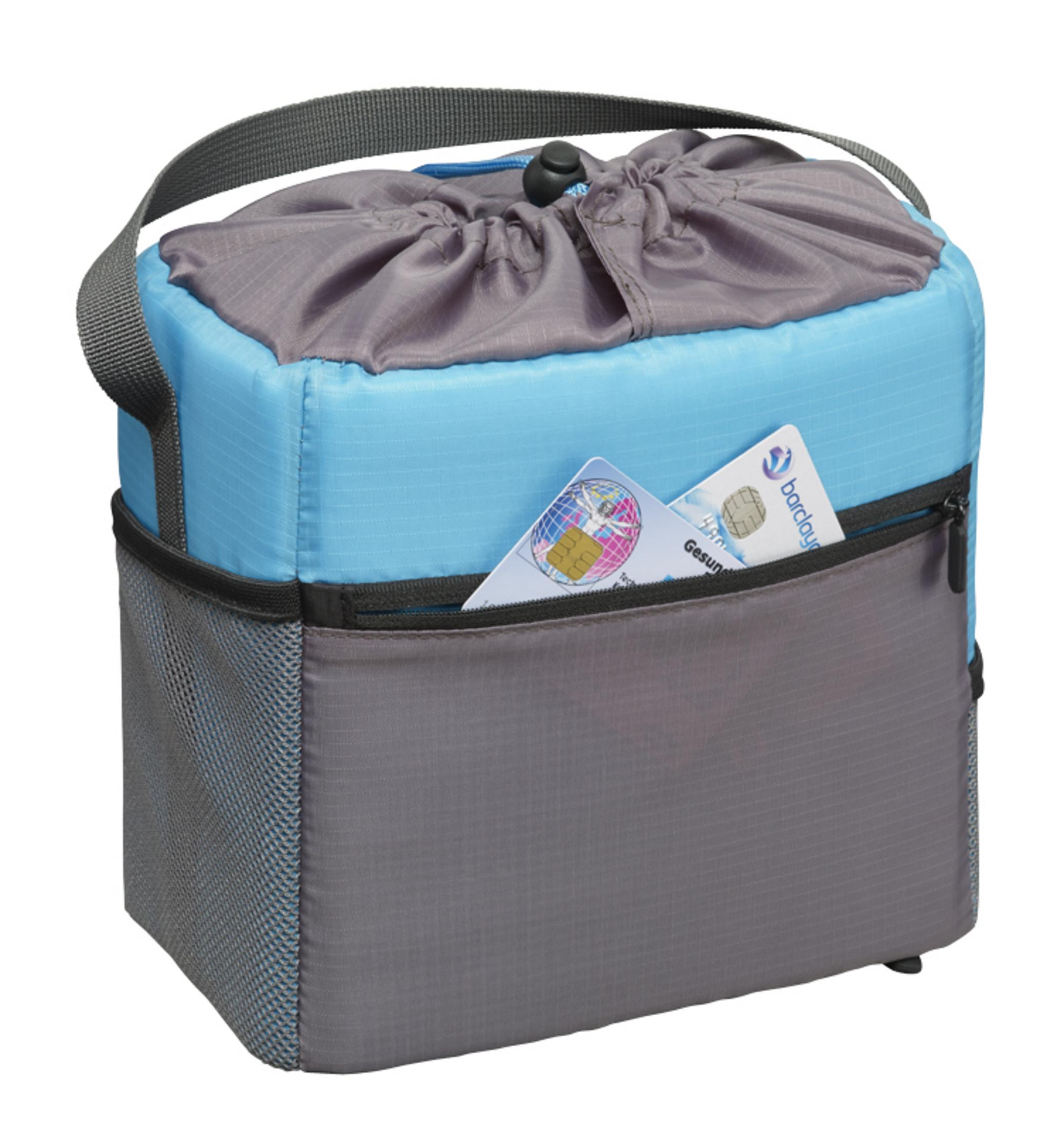 Eine blau-graue isolierte Lunch-Tasche. Kreditkarten sind in der Vordertasche. Ein Kordelzug ist oben.