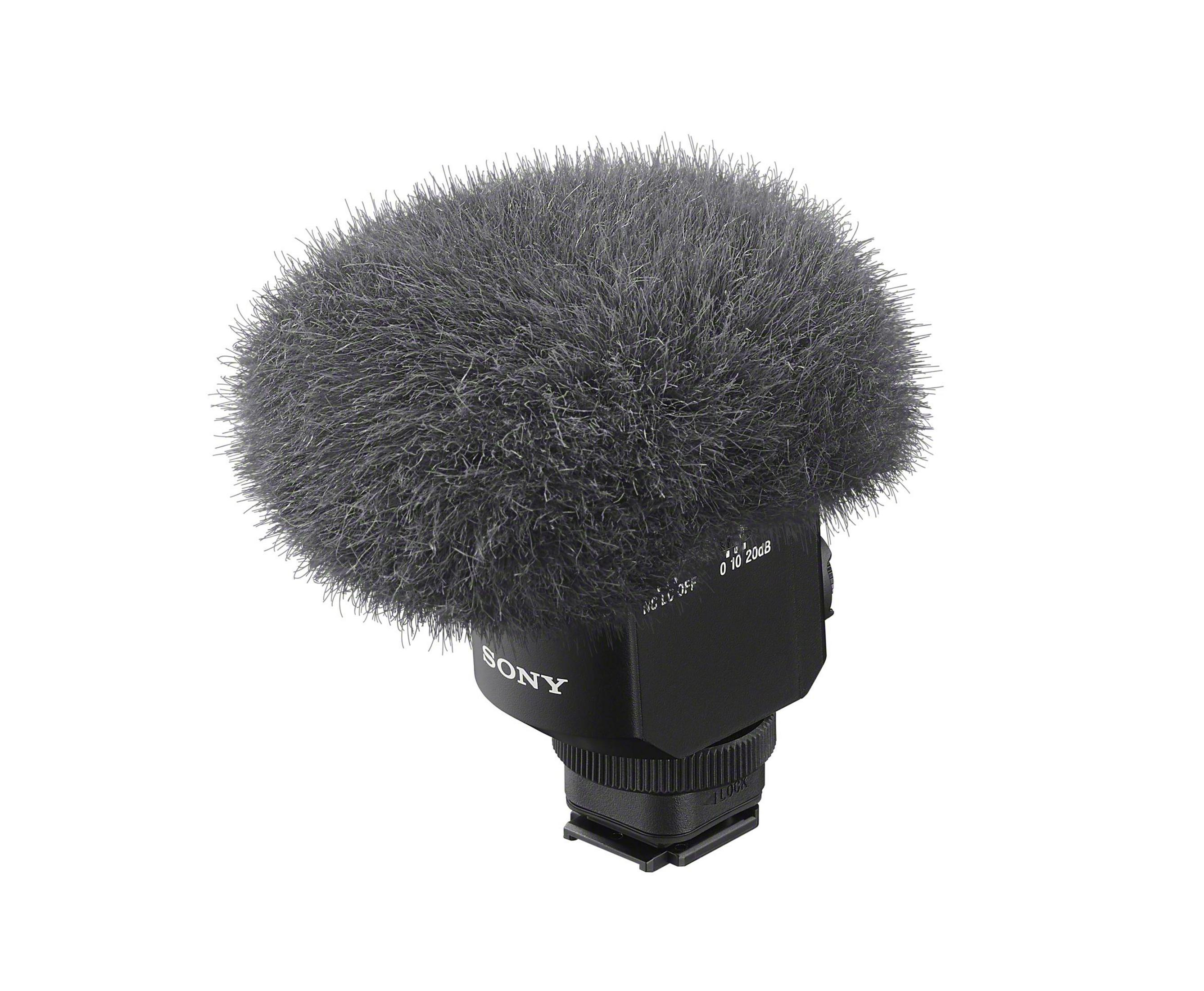 Microfono nero con una copertura pelosa grigia attaccata a una fotocamera.