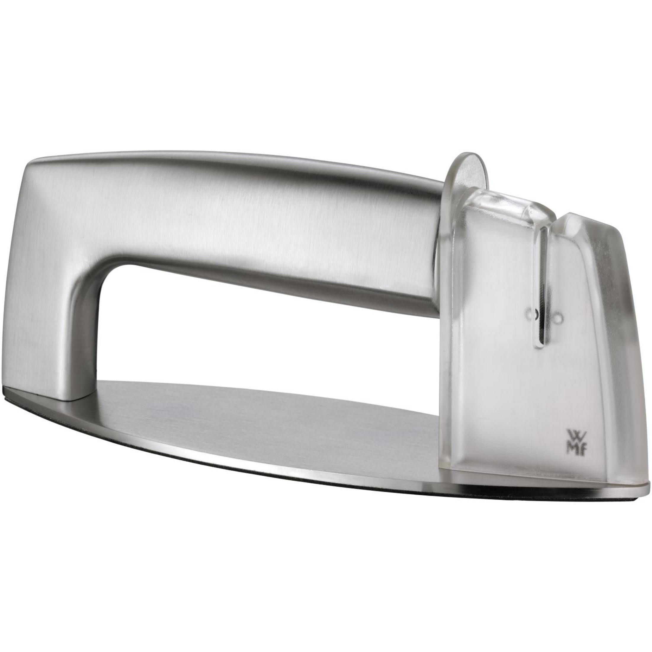 Ein metallischer Messerschärfer. Es hat einen Griff, eine Basis und eine Schärfkomponente. Der Schärfer ist silber.