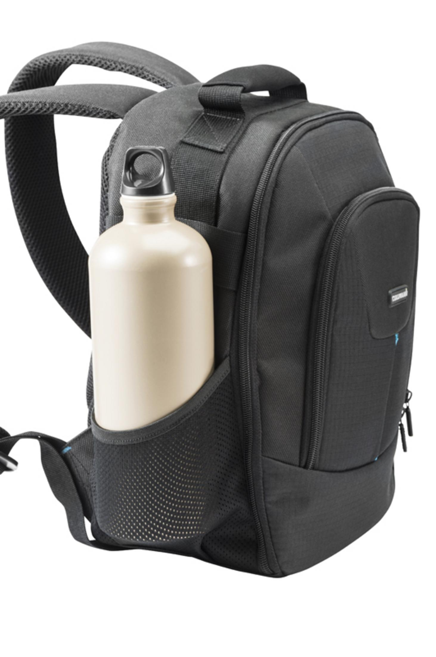 Ein schwarzer Rucksack mit einer Wasserflasche in der Seitentasche, auf weißem Hintergrund.