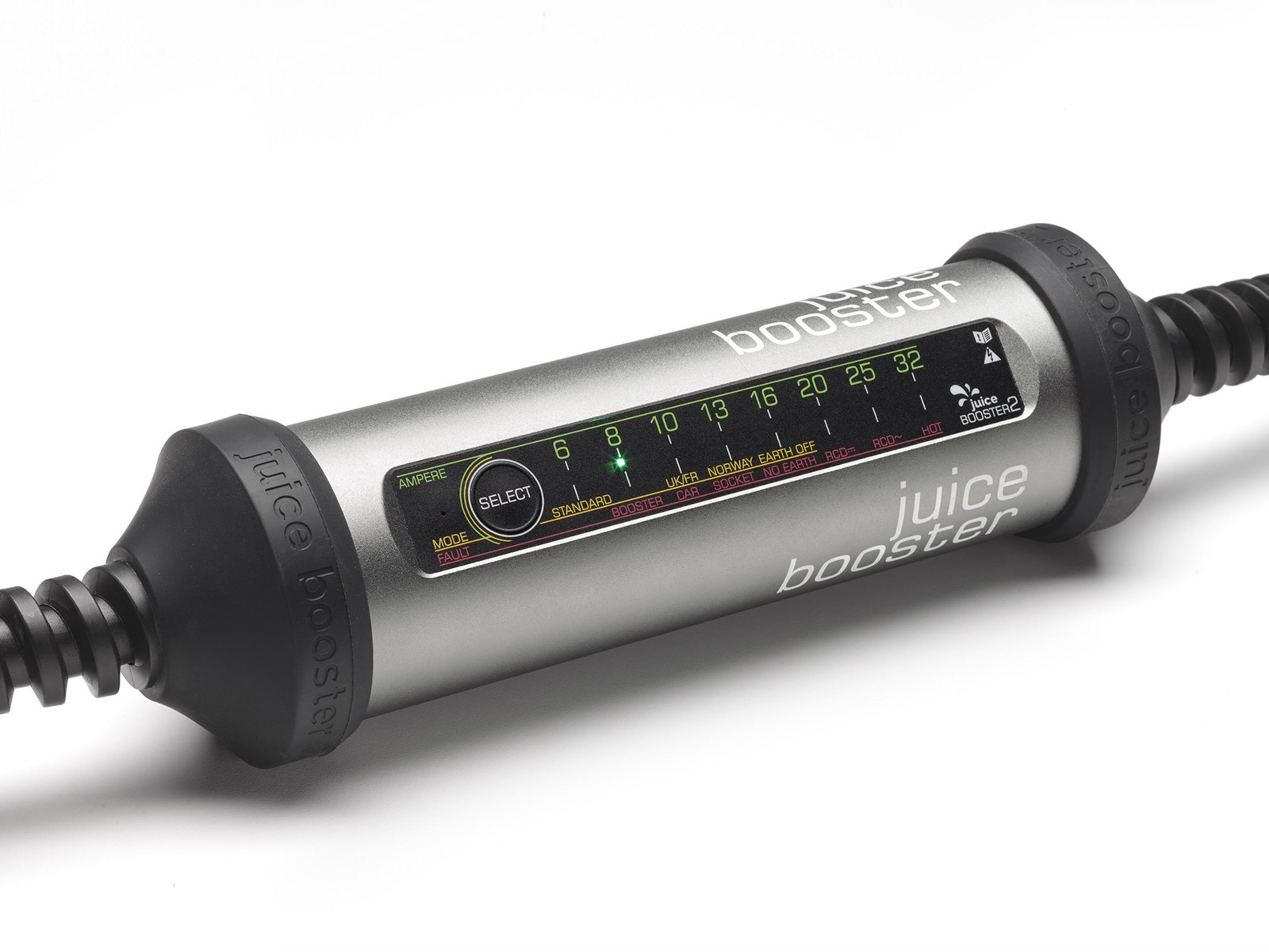 Juice Booster 2 Ladegerät mit digitaler Anzeige, schwarzem Kabel und schwarzen Endkappen.