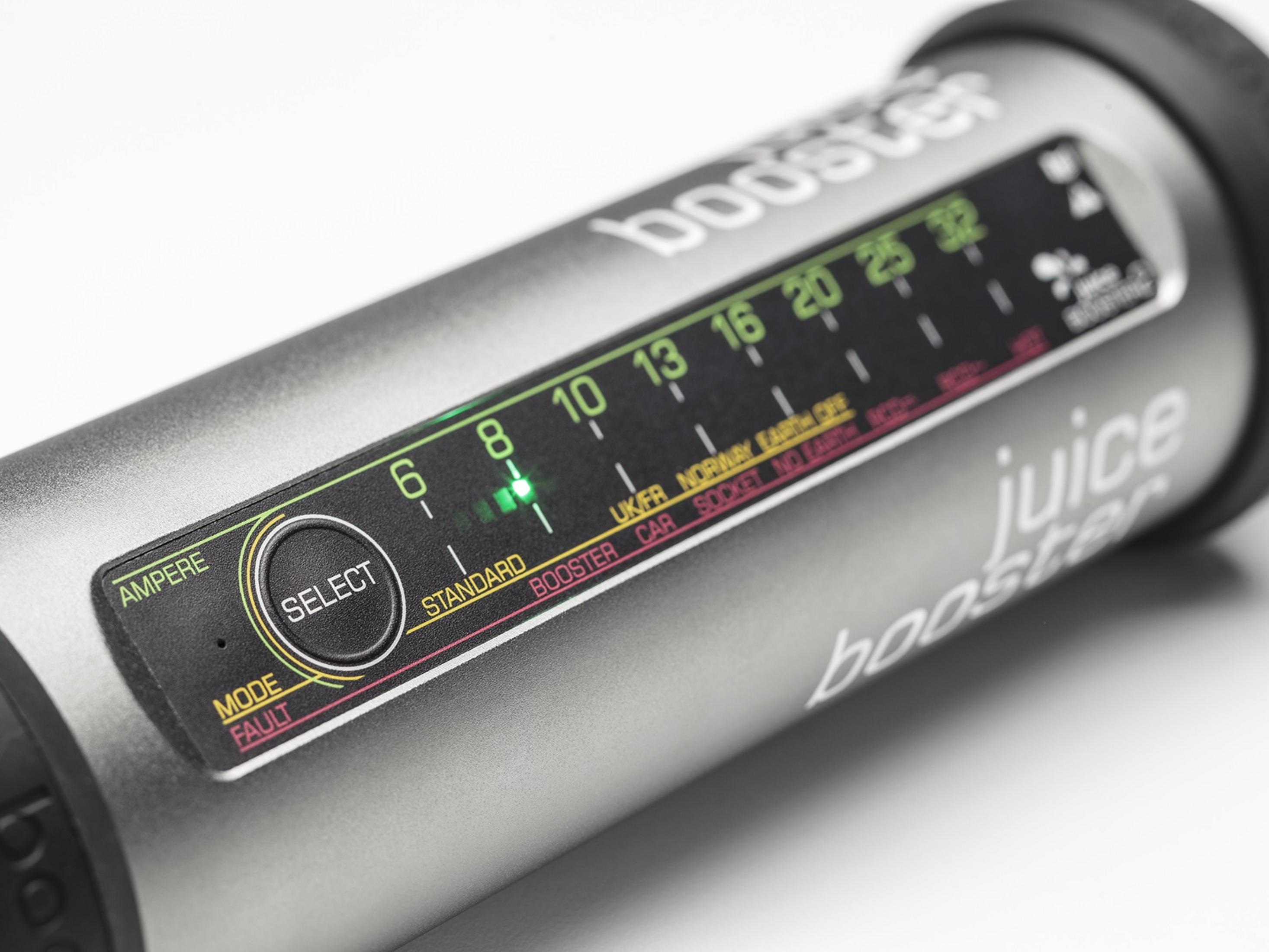 Ein grauer Autobatterie-Booster mit digitaler Anzeige, Auswahltaste und weißem Hintergrund.