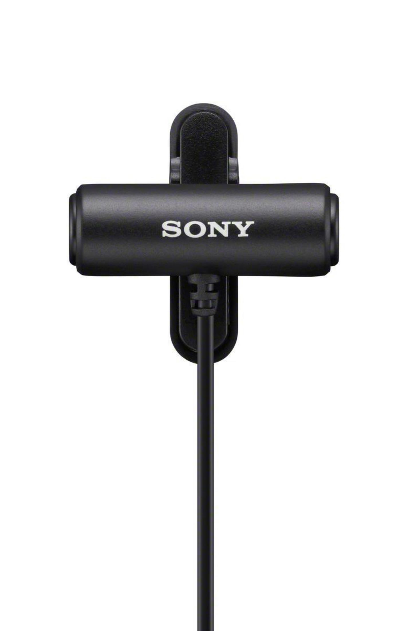 Ein schwarzes Sony-Mikrofon. Es ist an einem schwarzen Clip mit einem schwarzen Kabel befestigt.