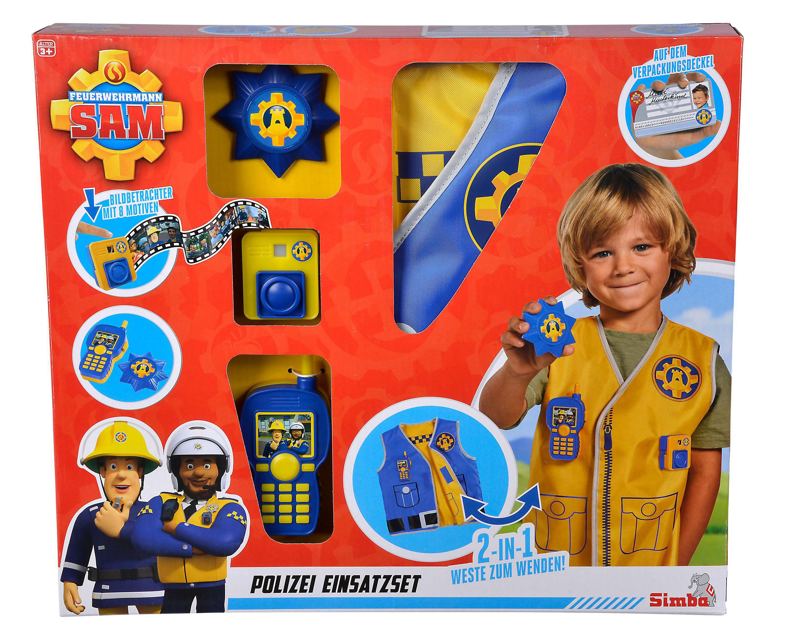 Ein Kind hält ein Spielzeugset. Das Set beinhaltet eine Weste, eine Kamera und weiteres Zubehör.