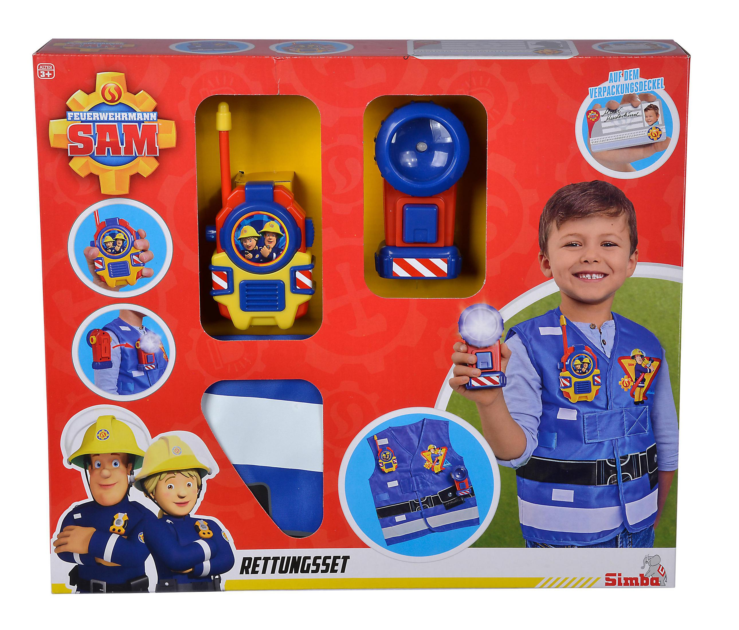 Ein Kind mit einer Feuerwehrweste und einem Spielzeugset. Die Box beinhaltet ein Funkgerät.