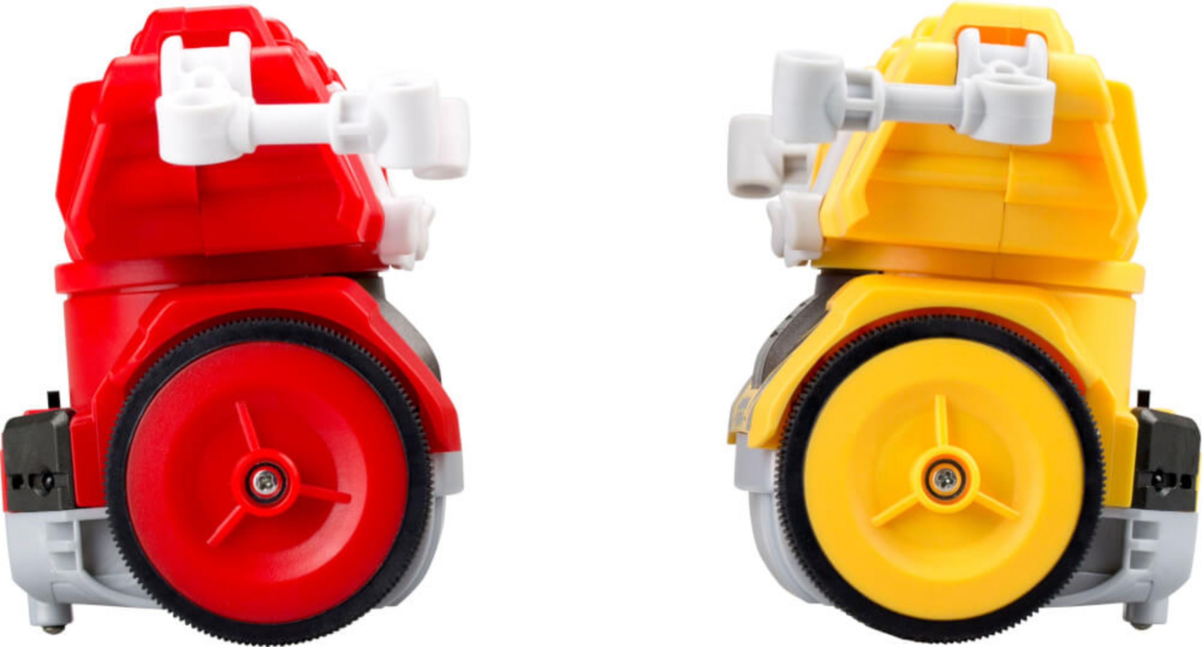 Zwei Roboterspielzeuge, rot und gelb, Seitenansicht. Weißer Hintergrund.