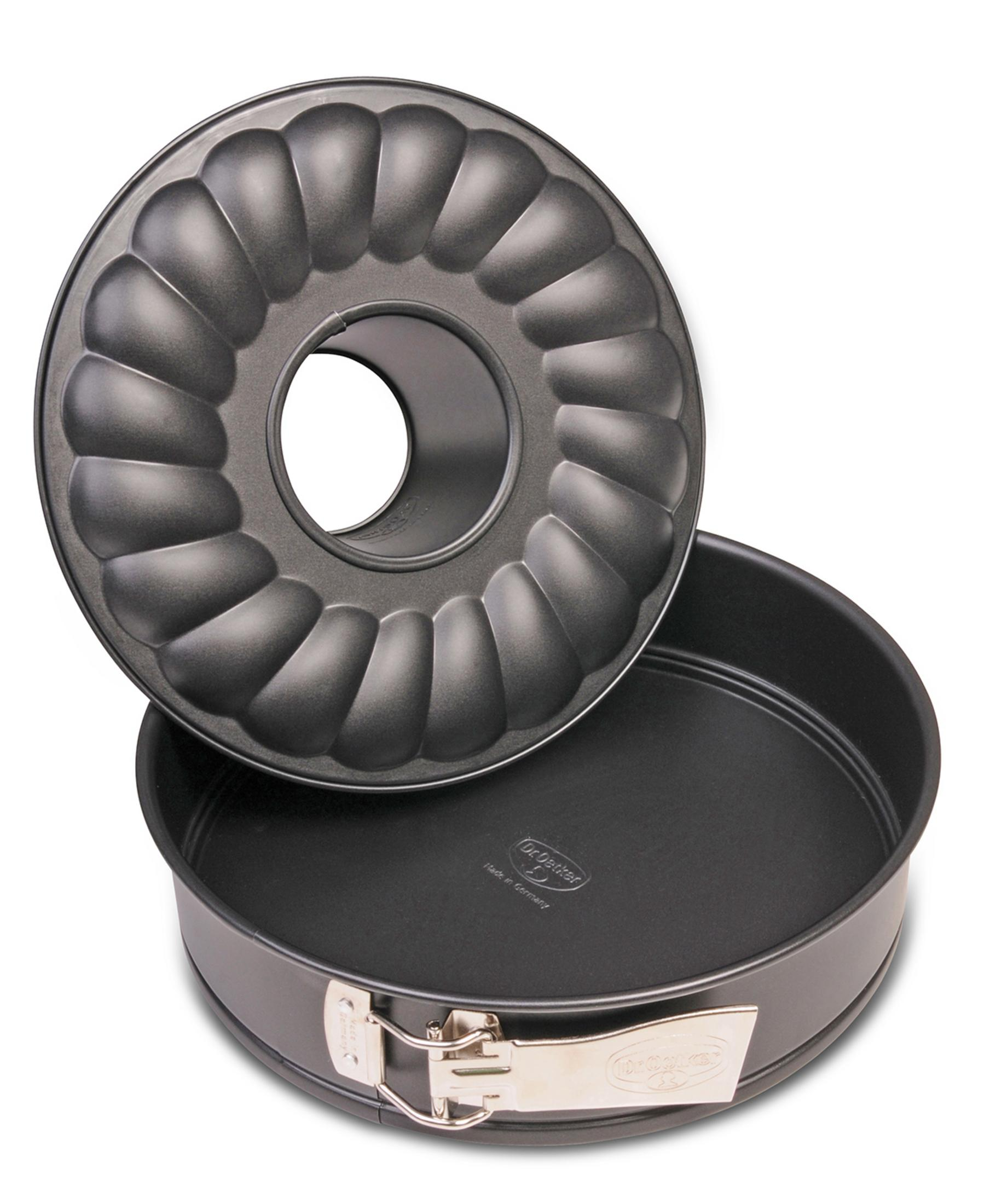 Schwarze Gugelhupf-Form mit geriffeltem Design und abnehmbarem Boden.