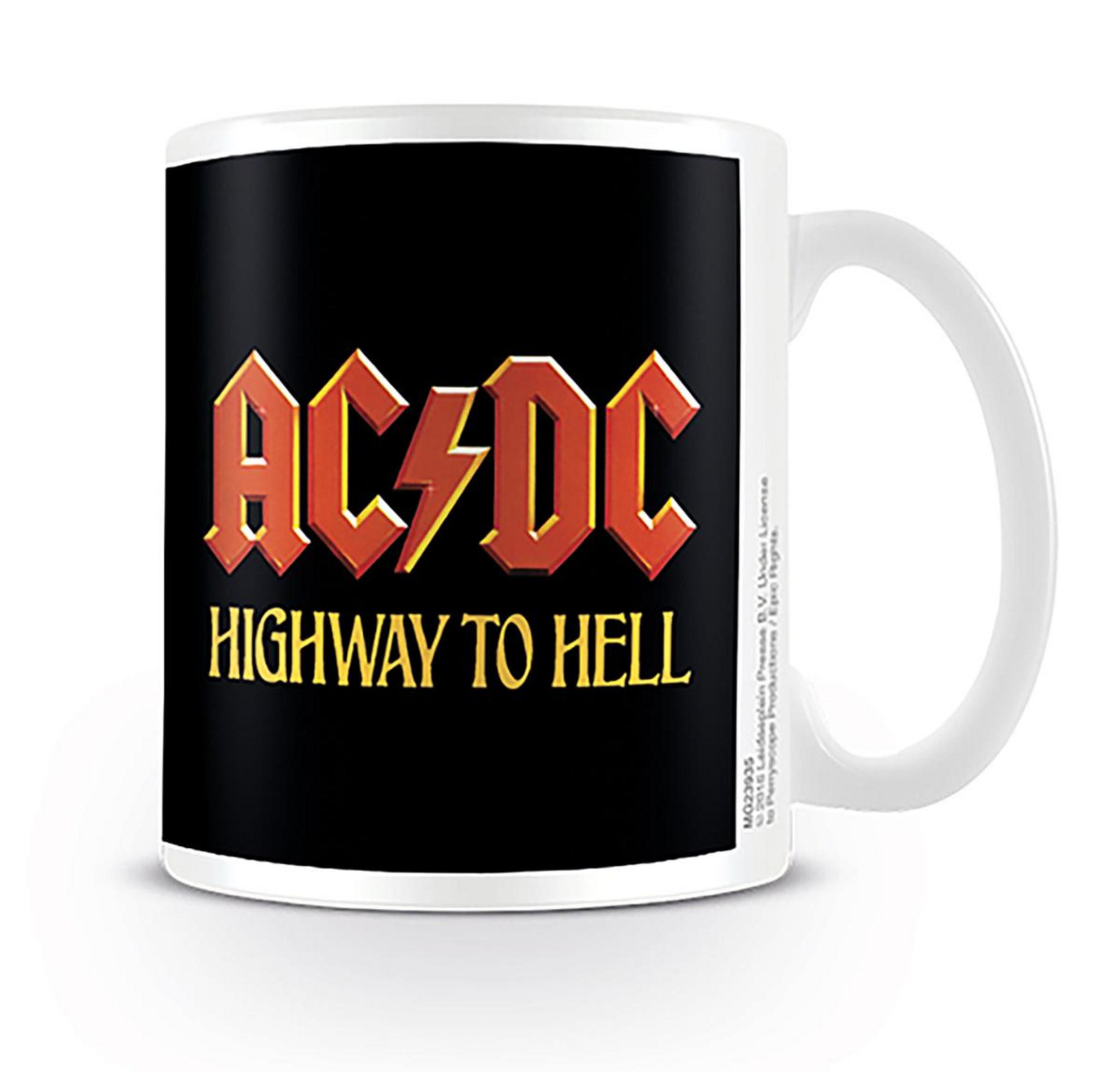Eine weiße Tasse mit dem AC/DC Highway to Hell Logo darauf gedruckt.