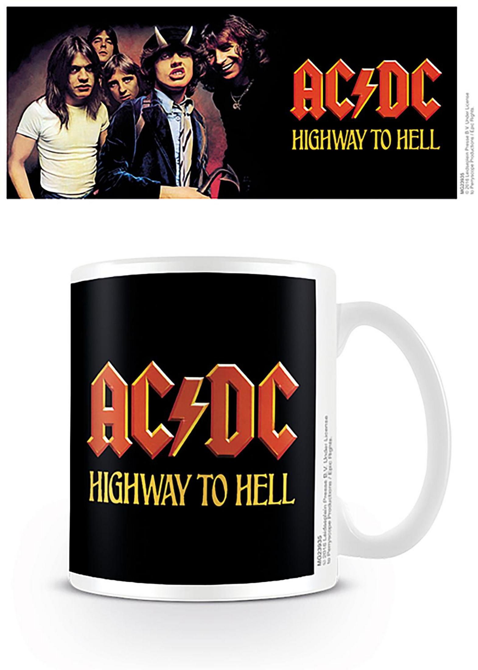 Tasse mit AC/DC Highway to Hell Albumcover auf schwarzem Hintergrund.