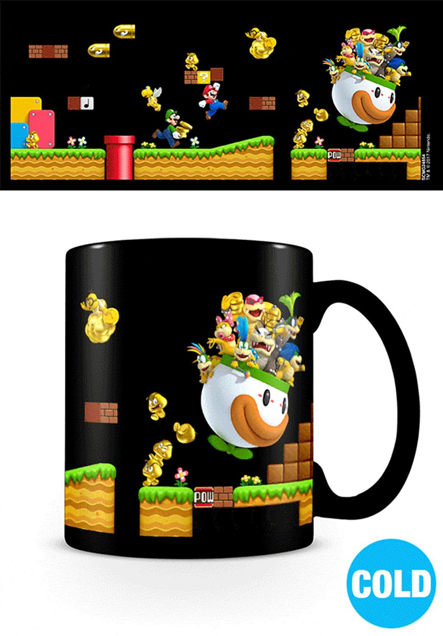 Una tazza con una scena di Super Mario. La tazza è nera con figure colorate.