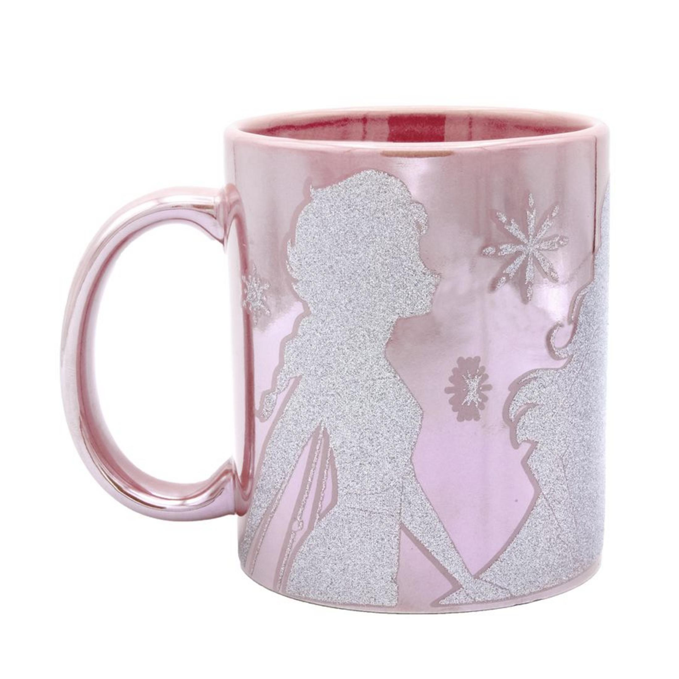 Rosa Tasse mit Elsa und Anna Design in silbernem Glitzer. Griff und Rand sind rosa.