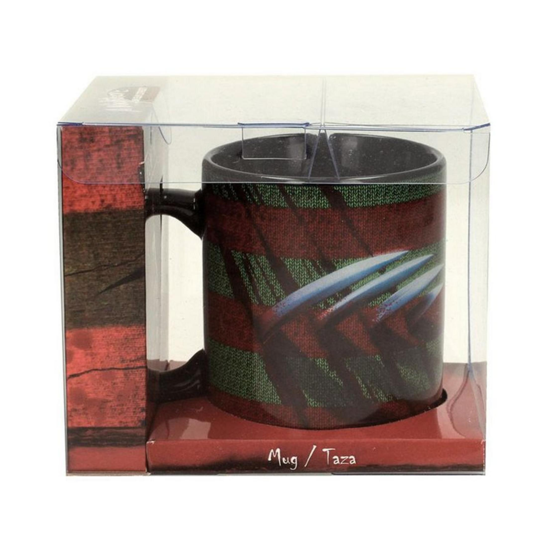 Tasse mit Freddy Krueger-Design in einer Box. Rote und schwarze Farben. Weißer Hintergrund.