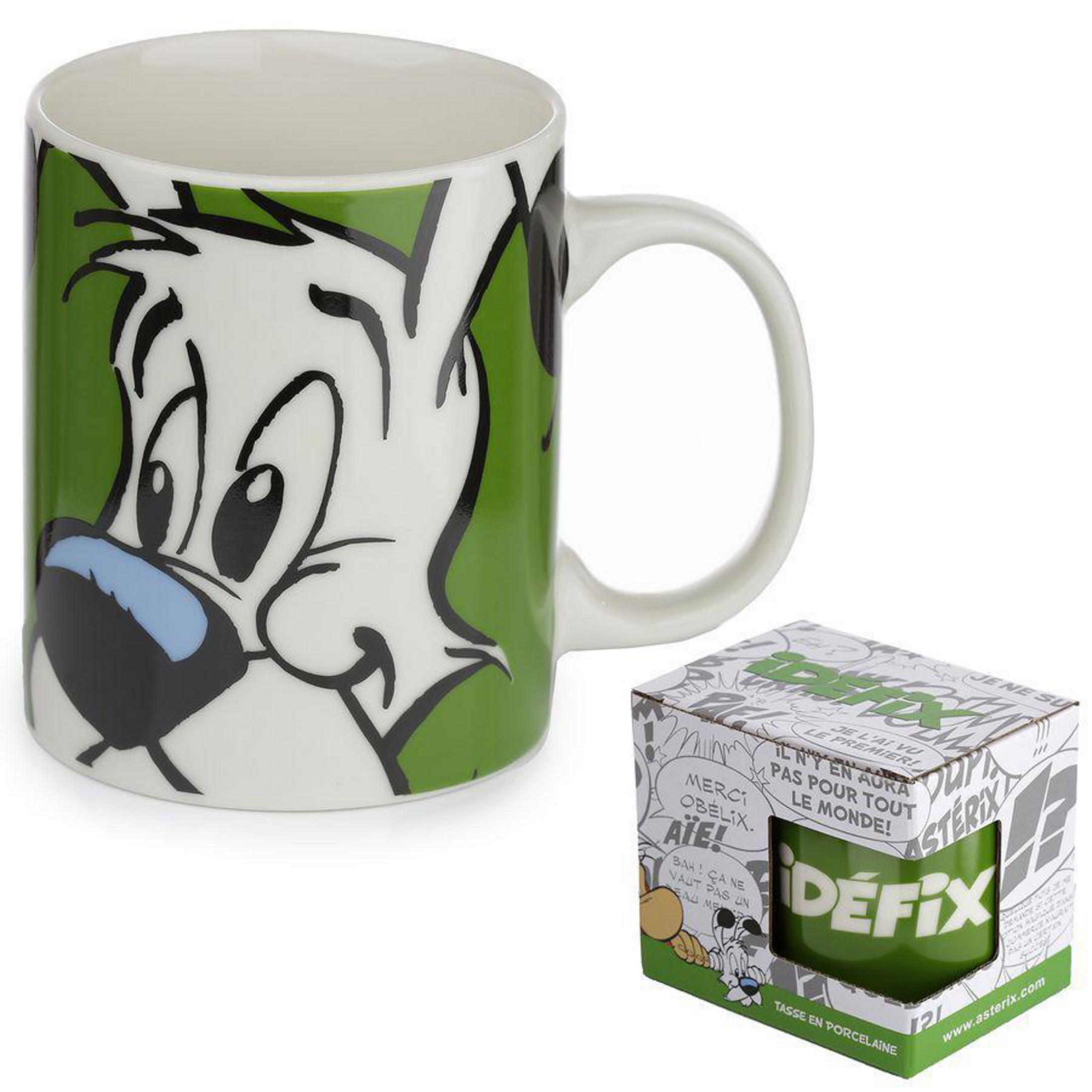 Eine weiße Tasse mit einem Zeichentrickhund auf grünem Hintergrund und einer Box.