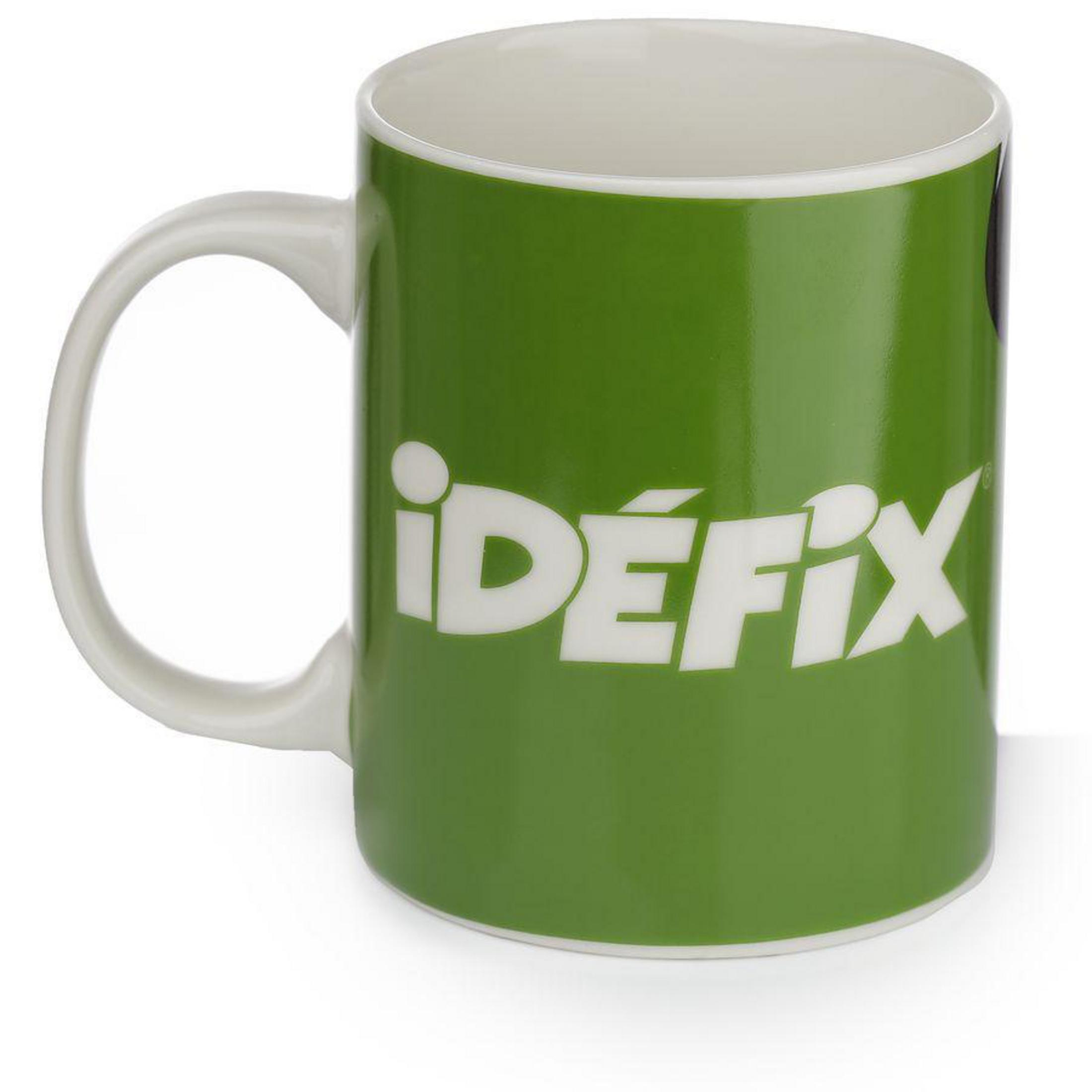 Grüner Becher mit weißem Henkel. iDEFiX-Logo sichtbar. Weißer Hintergrund.