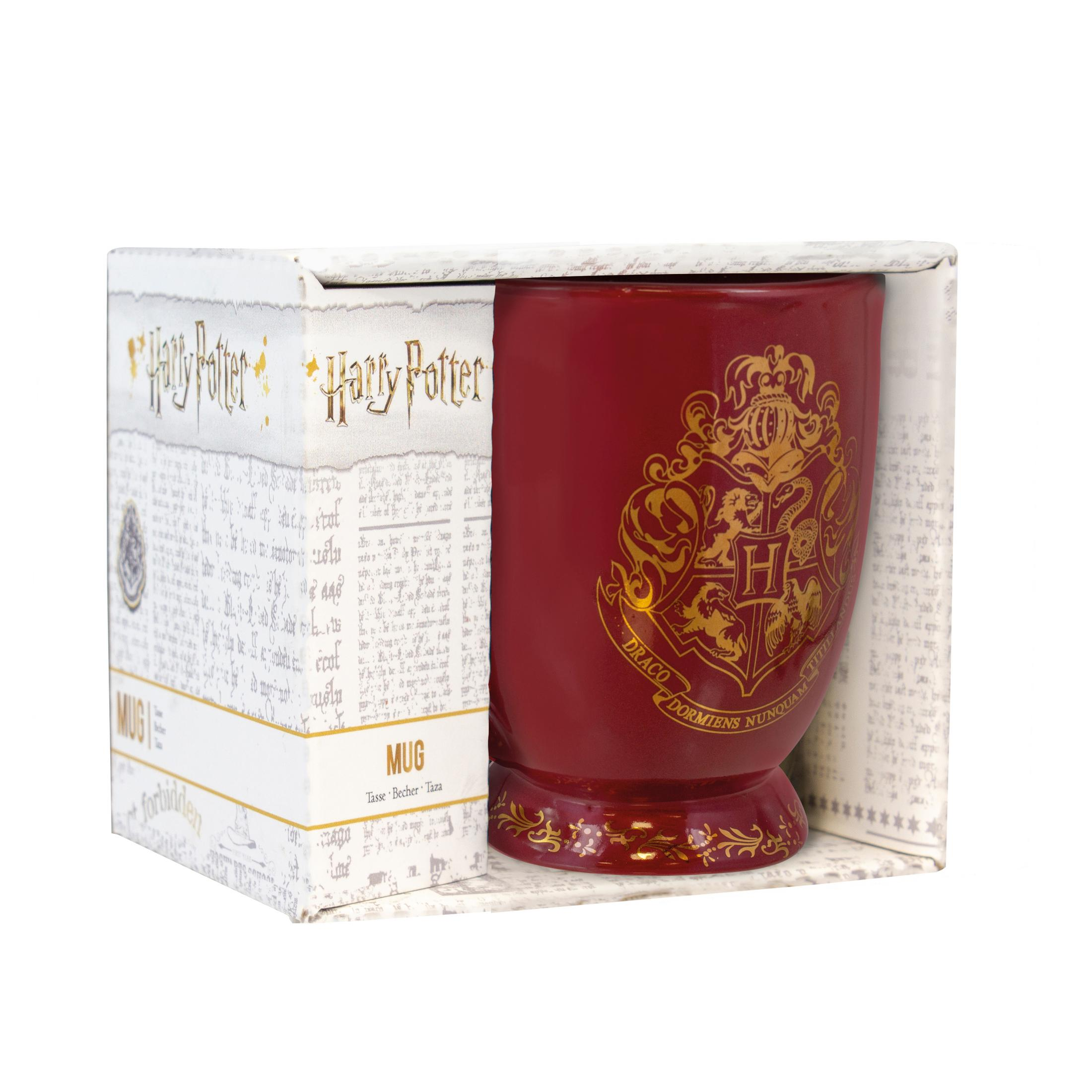 Roter Harry Potter Becher in einer Geschenkbox. Goldenes Wappen und Text auf dem Becher.